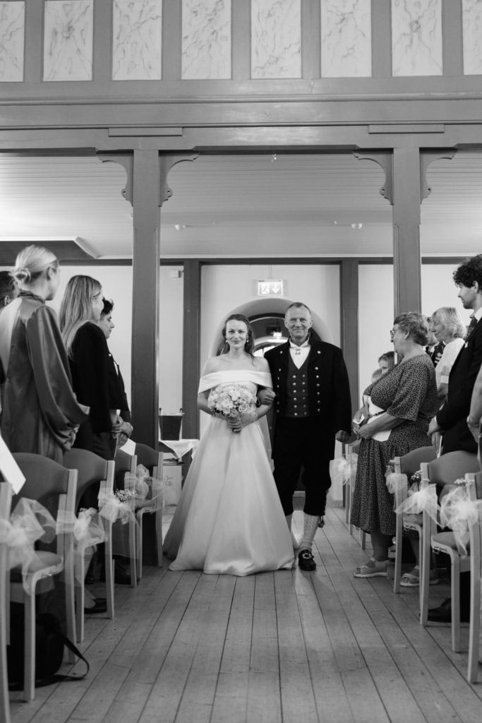 Brudepar med familie og venner under bryllup i Hvaler skjærgård.