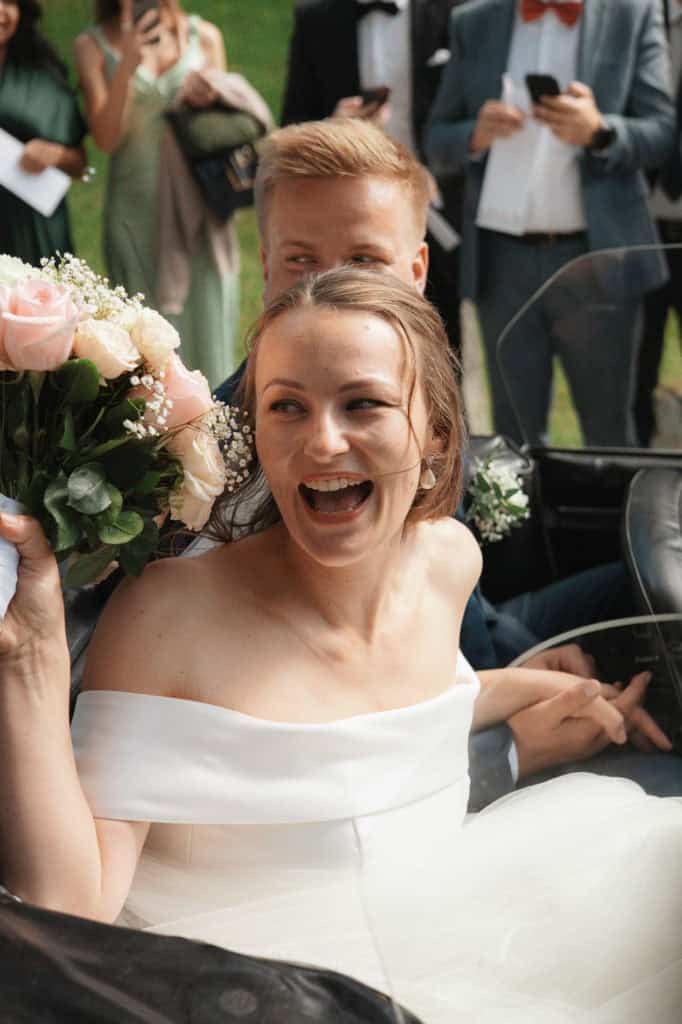 Bryllupsbilde av brud og brudgom under et eventyrlig bryllup ved Hvaler skjærgård, fotograf Heidi He.