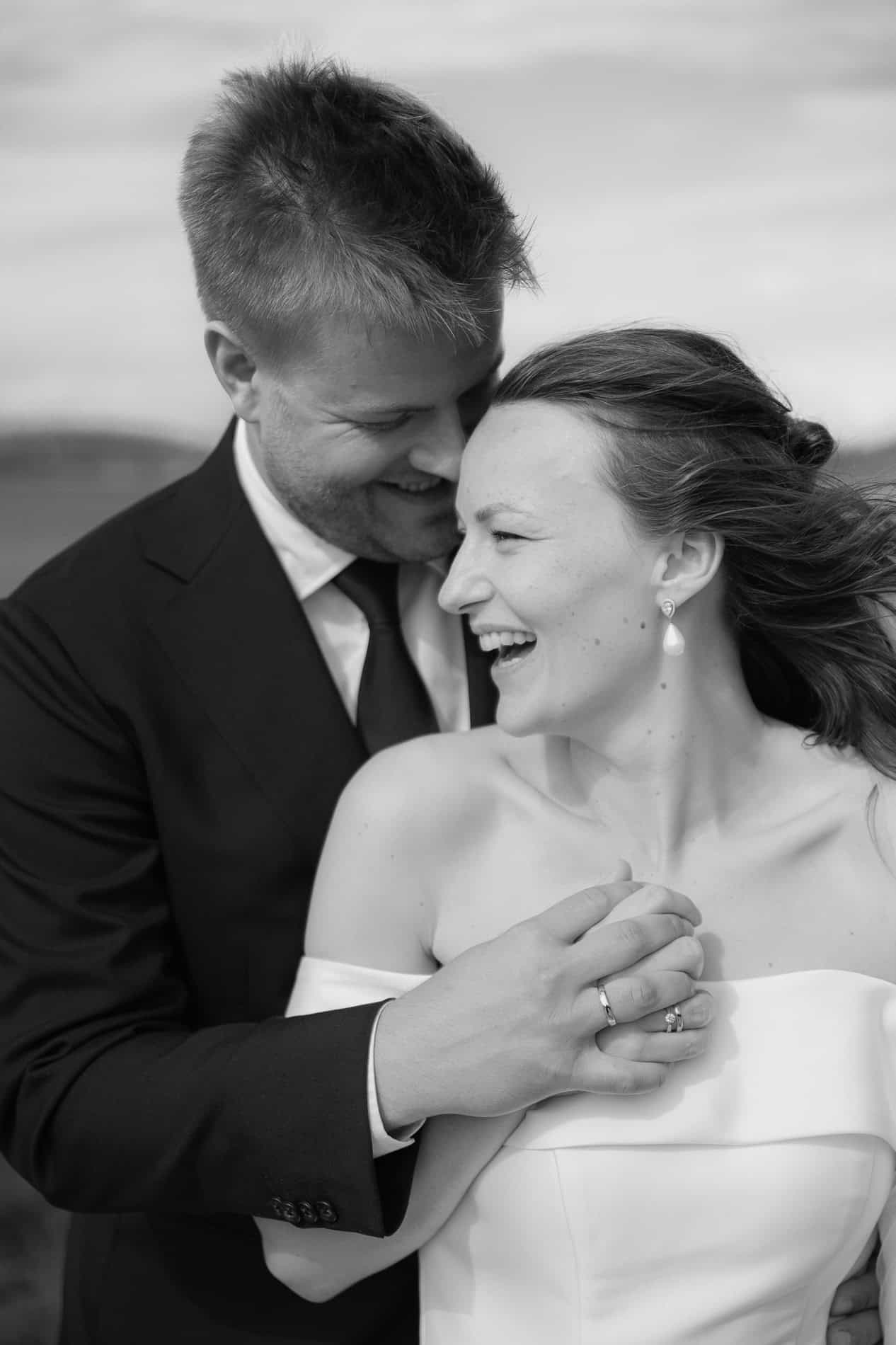 Bryllupsfoto av et lykkelig par under et eventyrlig bryllup ved Hvaler skjærgård.