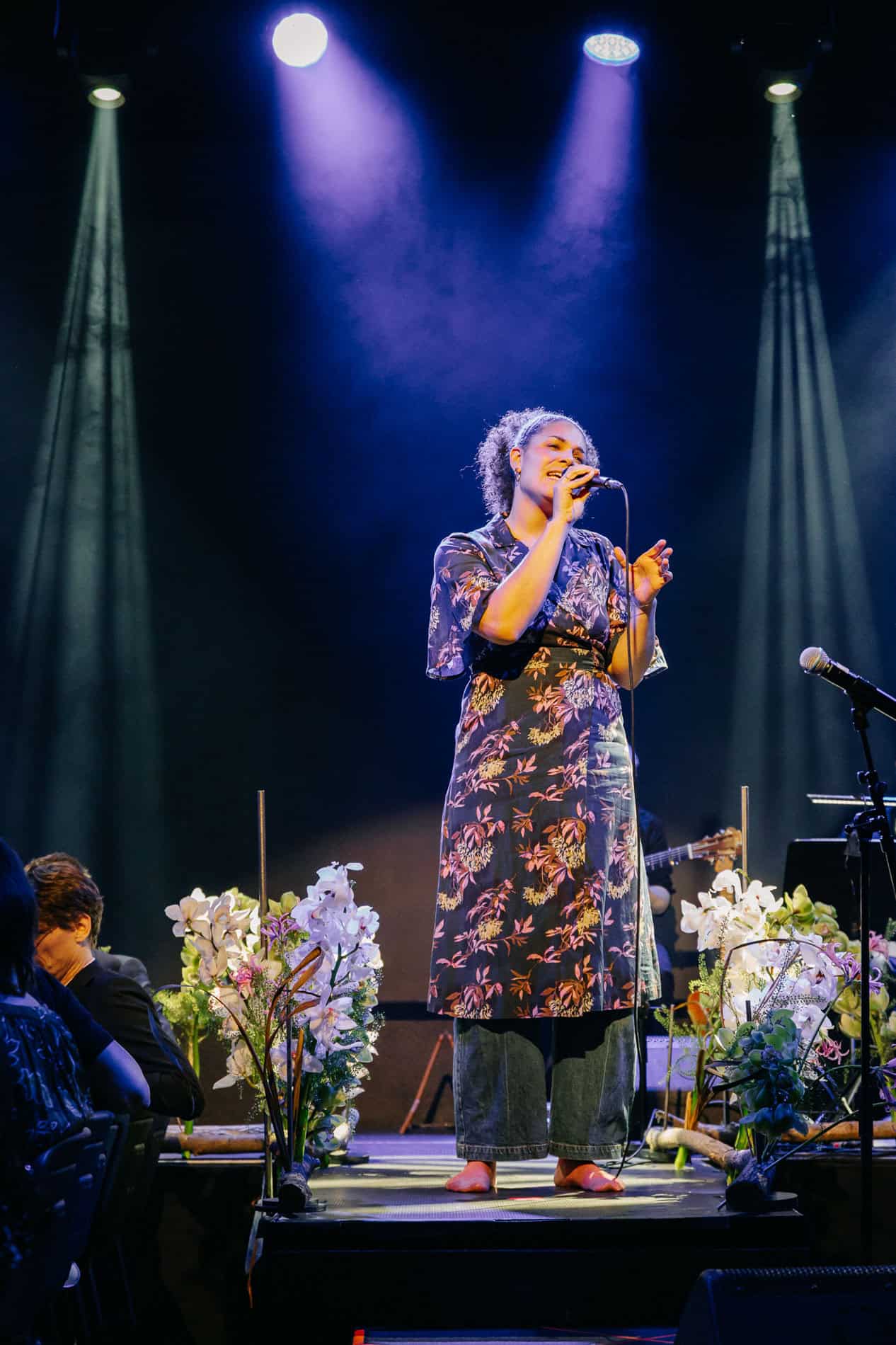 Profesjonell bedriftsfoto av Heidi Henriksen under opptreden, med fokus på nærvær og profesjonalitet.