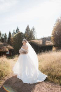 Bryllupsfoto av brud i utendørs landskap i Oslo.