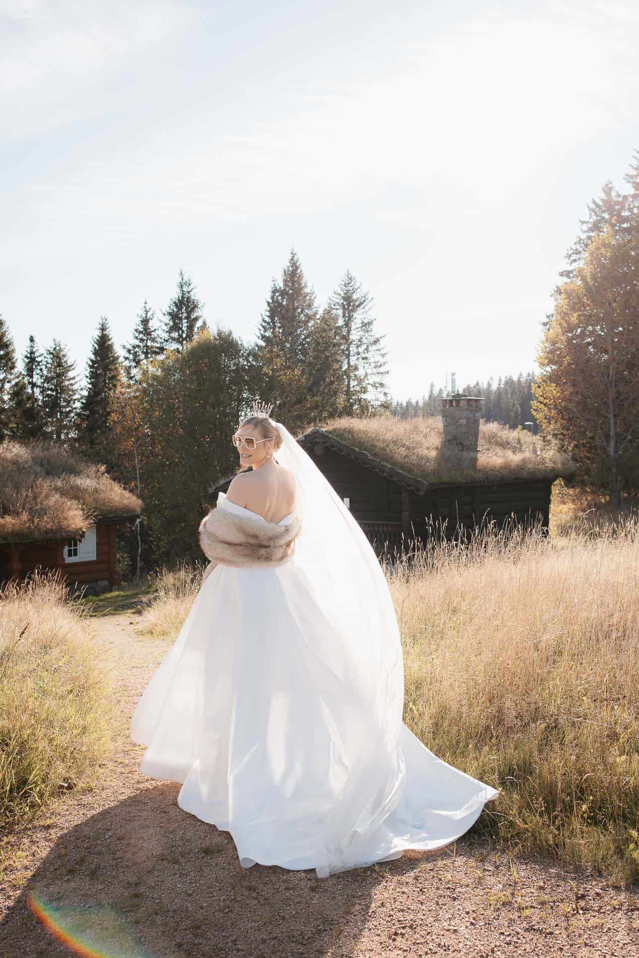 Bryllupsfoto av brud i utendørs landskap i Oslo.