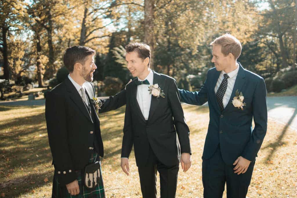 Bryllupsfotograf Heidi Henriksen tar bilder av brudeparet i høstskogen, Oslo.