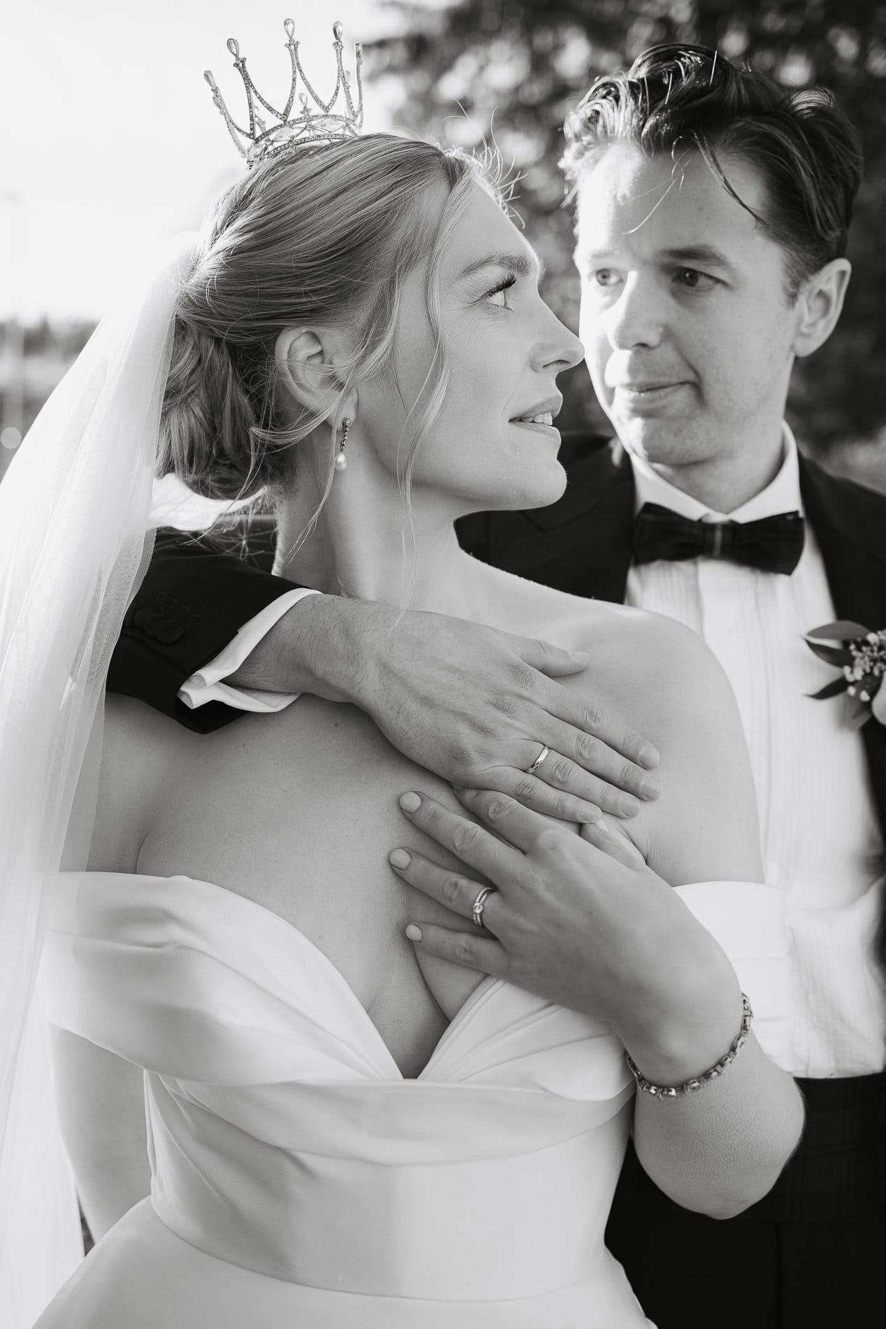 Bryllupsfoto av brudepar med krone og smoking, tatt av Heidi Henriksen, profesjonell fotograf.