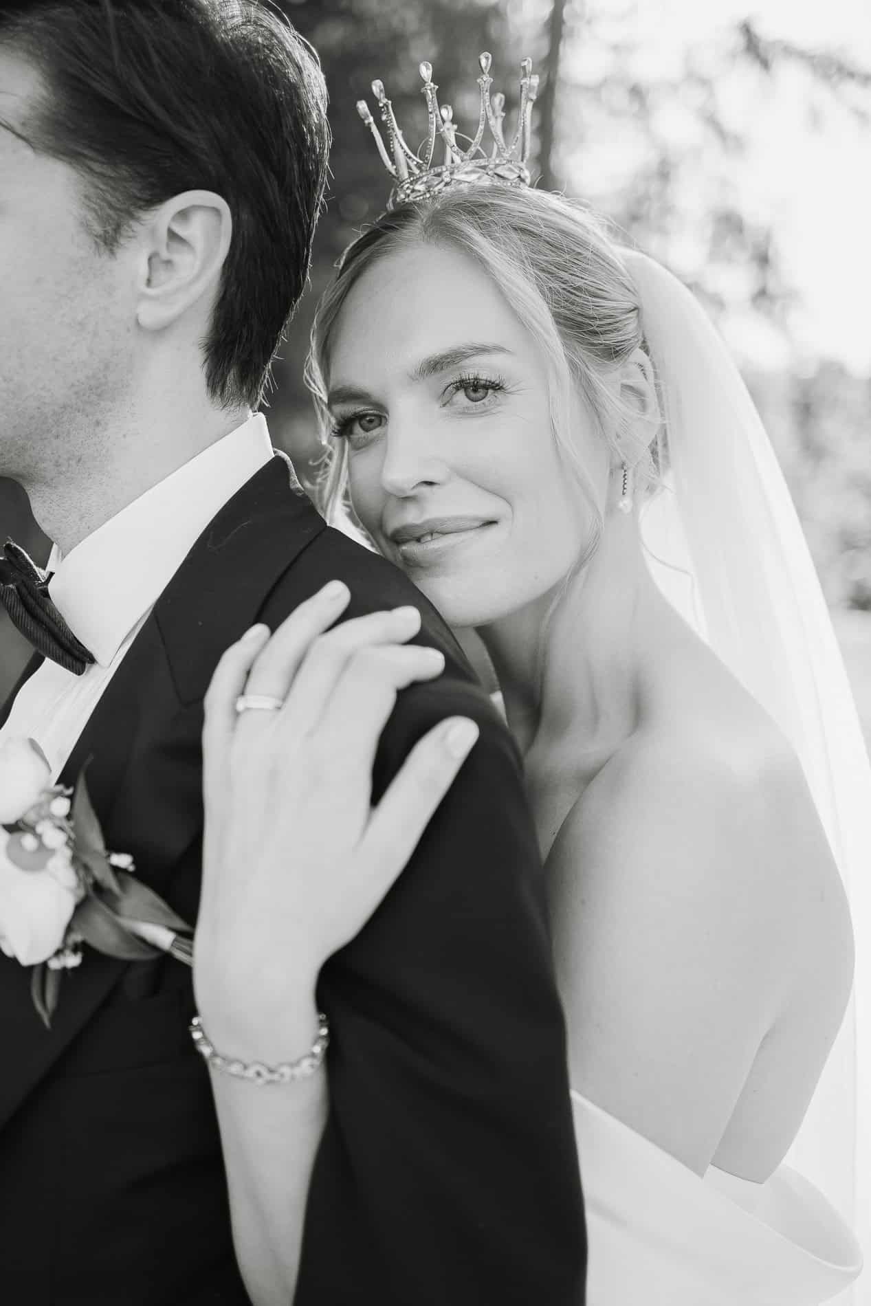 Bryllupsfoto av et lykkelig brudepar med krone, tatt i Oslo, av Fotograf Heidi Henriksen.