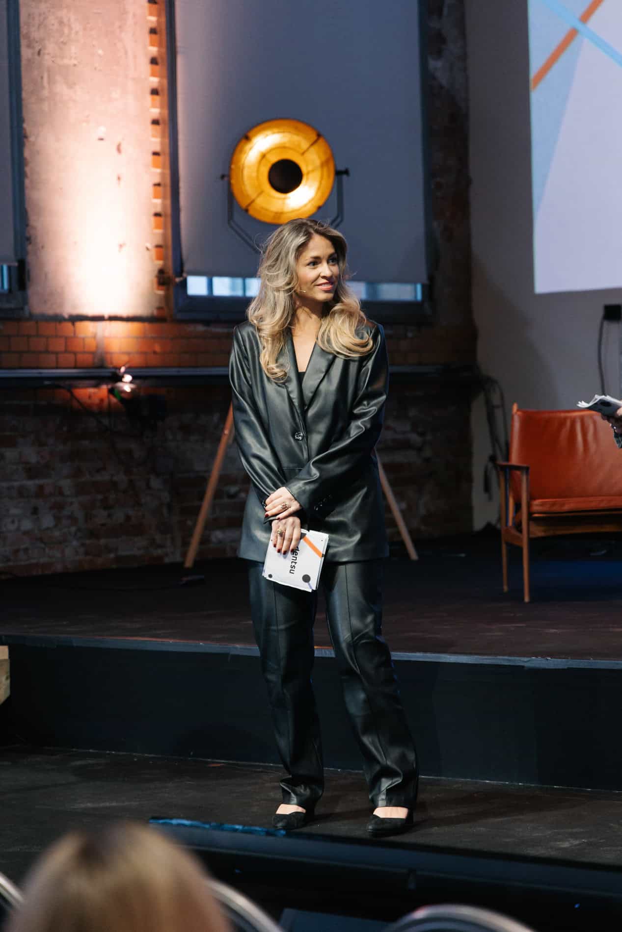 Profesjonell bedriftsfoto av Heidi Henriksen under et arrangement.