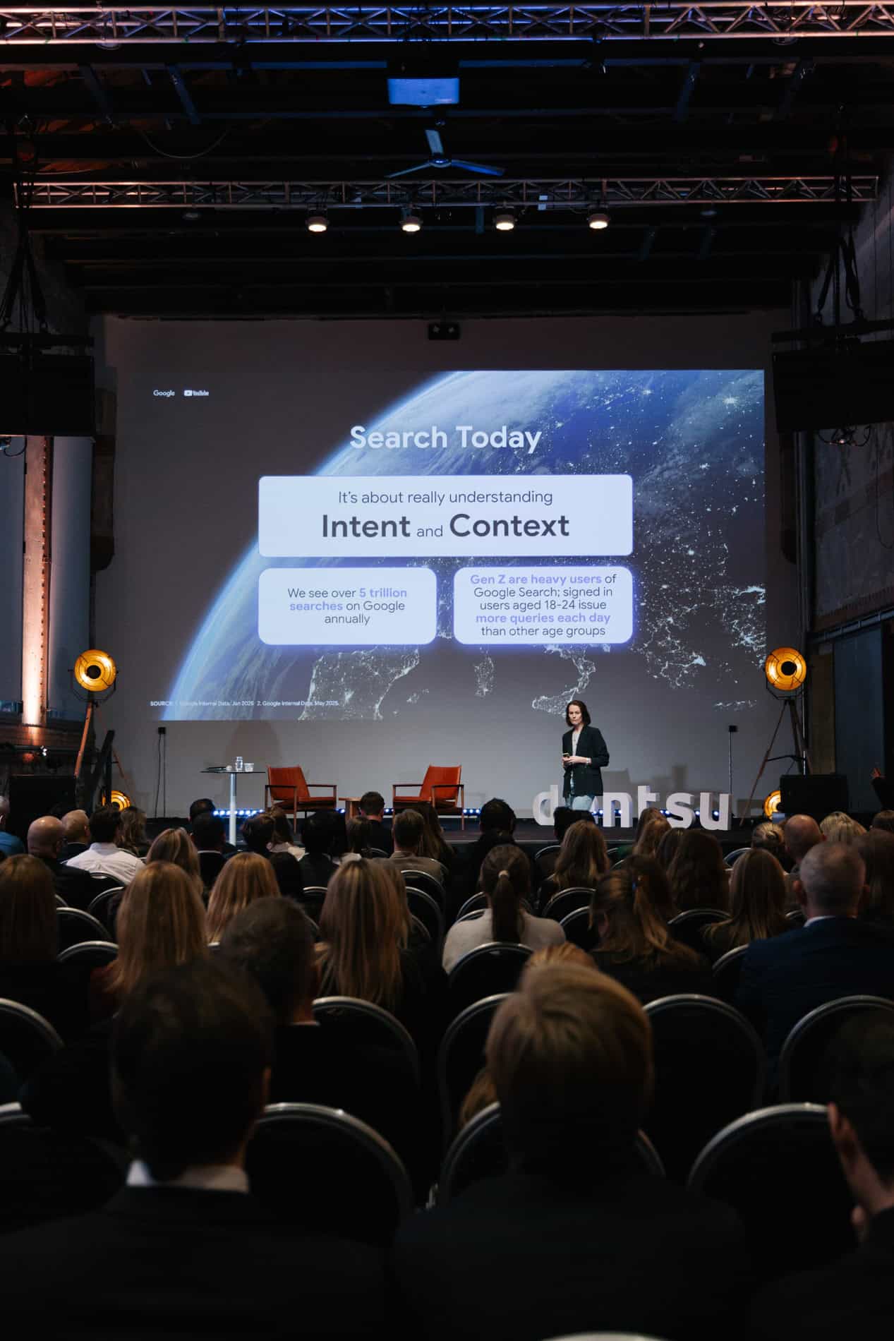 Profesjonell bedriftsfoto av foredragsholder under konferansepresentasjon.