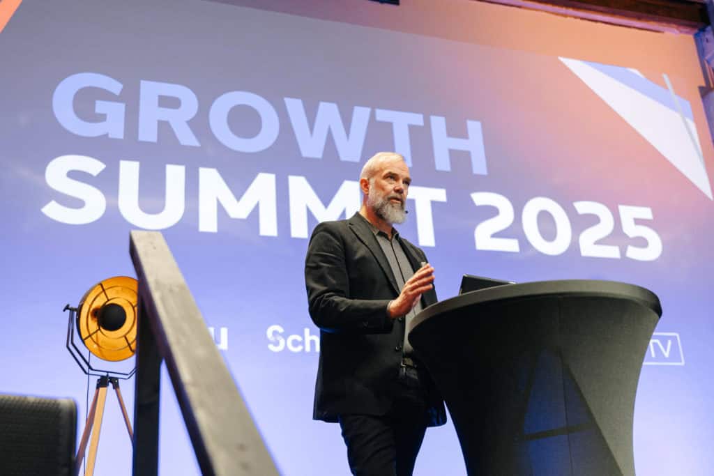 Ekspert som snakker om vekststrategier på Growth Summit 2025.