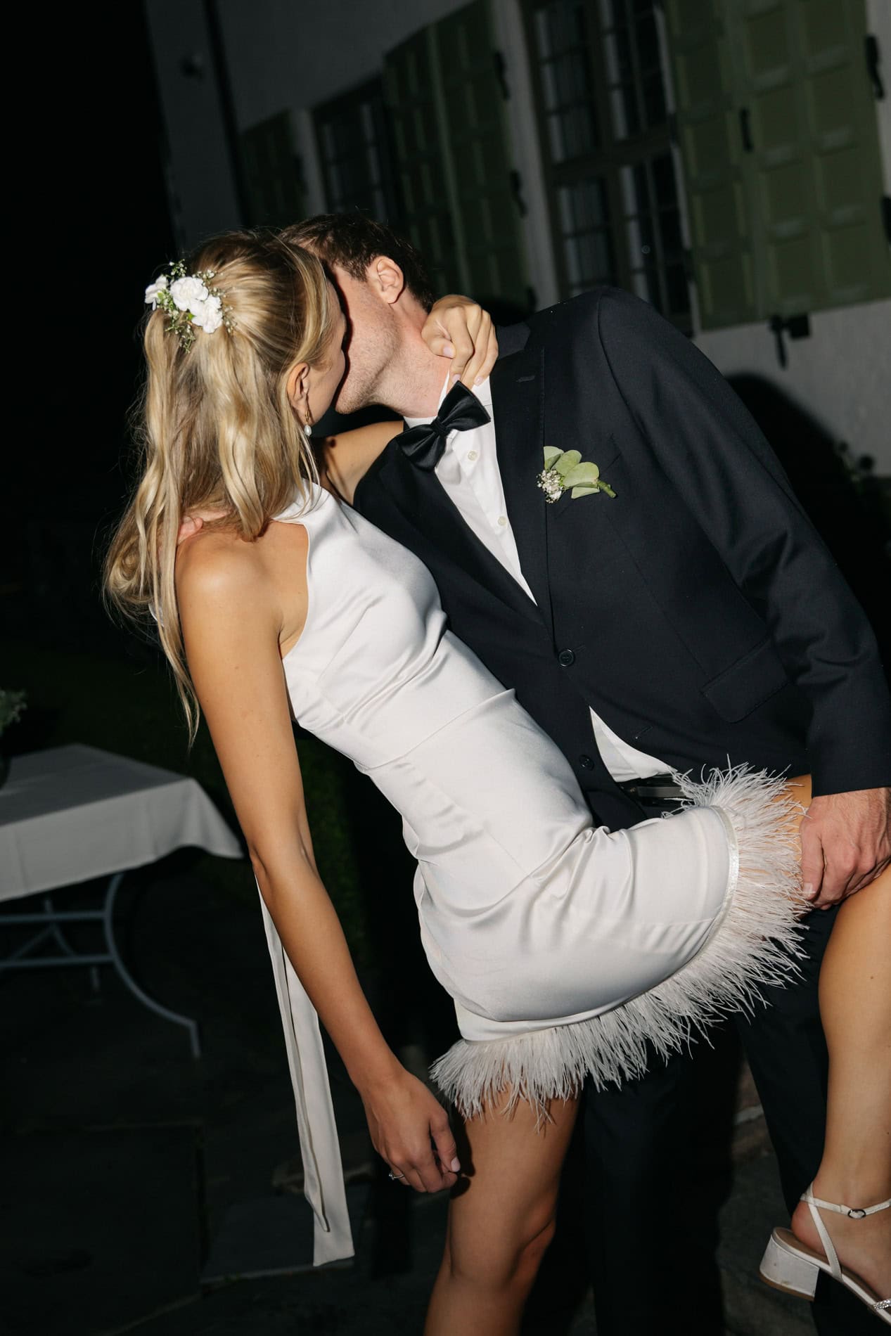 Bilde av et romantisk bryllupsøyeblikk fanget av Heidi Henriksen i Oslo. Profesjonell bryllupsfotogr.