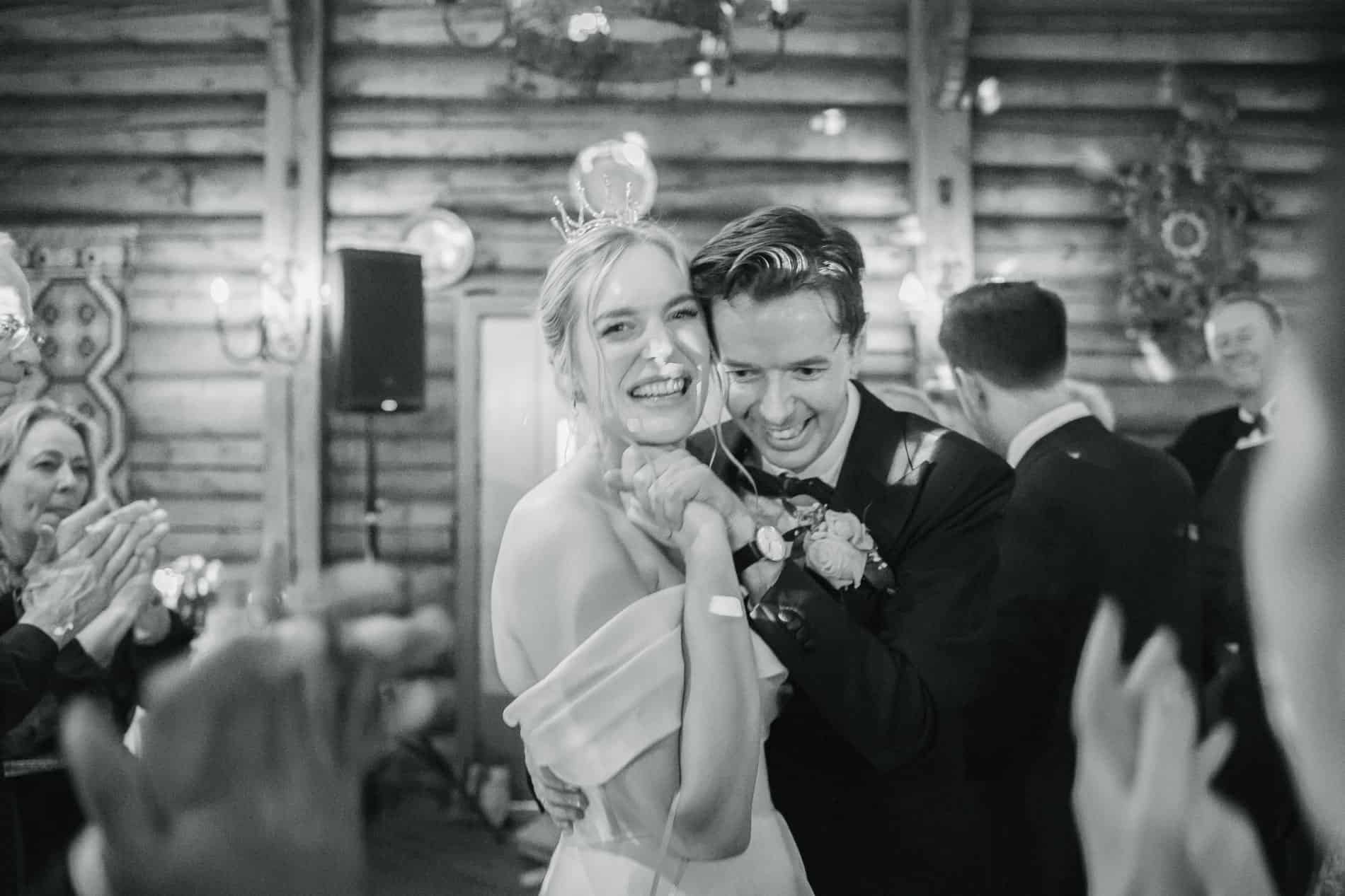 Bryllupsfotograf Heidi Henriksen fanger romantiske øyeblikk under vielsen i Oslo.