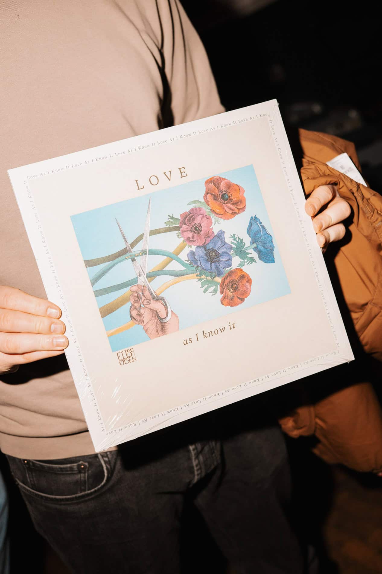 Kreativt bedriftsfoto med blomsterillustrasjon for bedriftens profil.