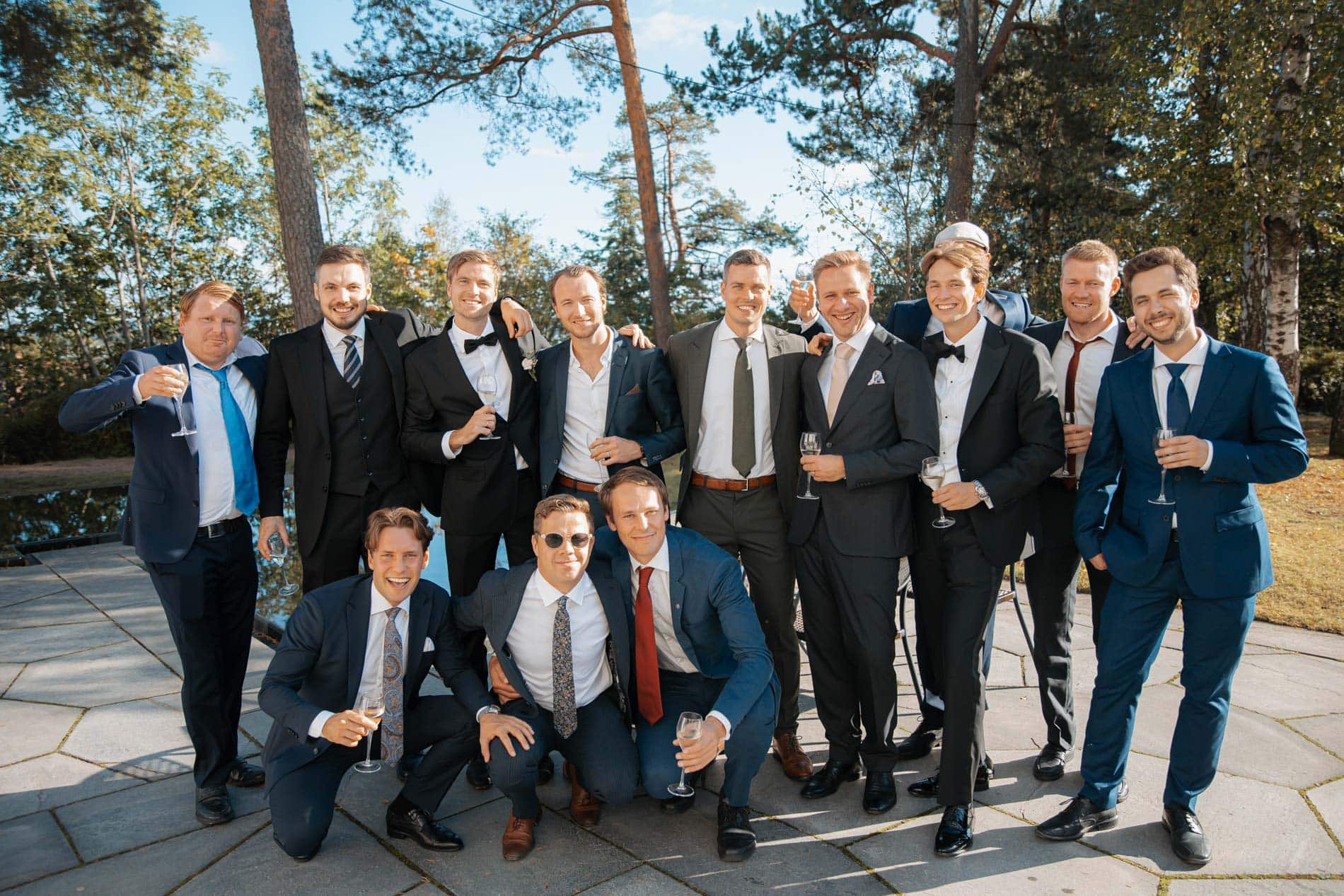 Gruppebilder av brudgom og venner under bryllup i Oslo, fotograf Heidi Henriksen.