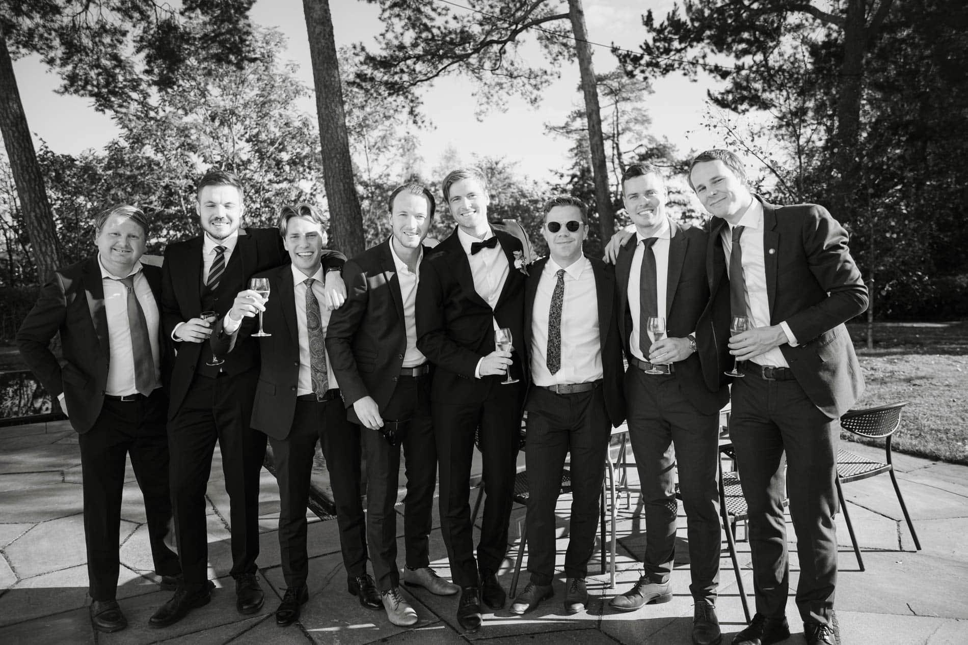 Bryllupsfotograf Heidi Henriksen fanger minner av brudeparet og venner under utendørs bryllupsfeirin.