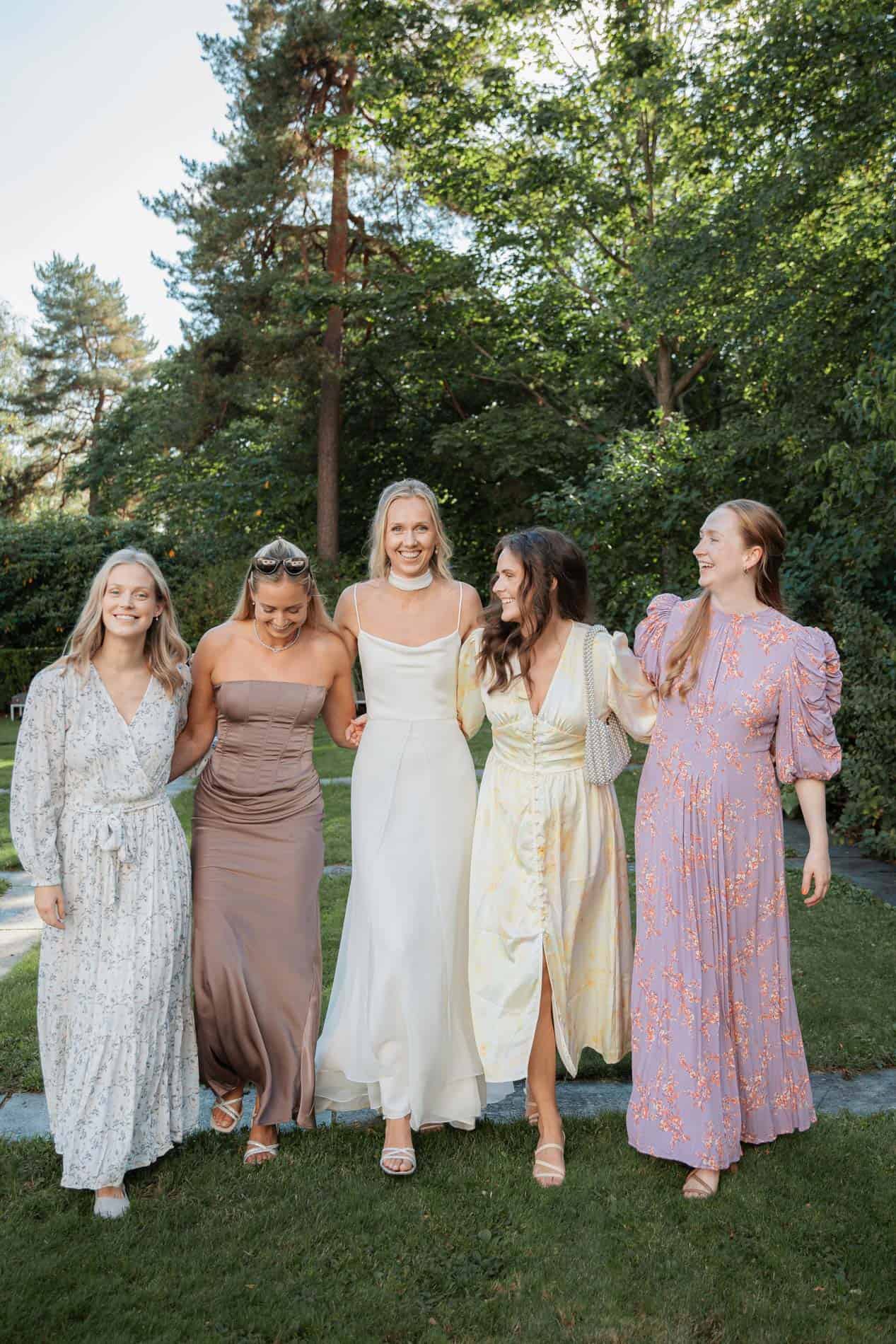 Bryllupsfoto med vennegjeng i Oslo, fotograf Heidi Henriksen. Naturlige og stemningsfulle bilder i g.