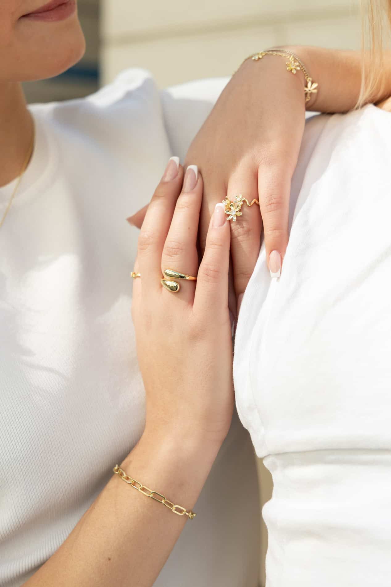 Gullsmykker og hender i fokus, perfekt for bedriftsfoto og profesjonell portrettfotografering.