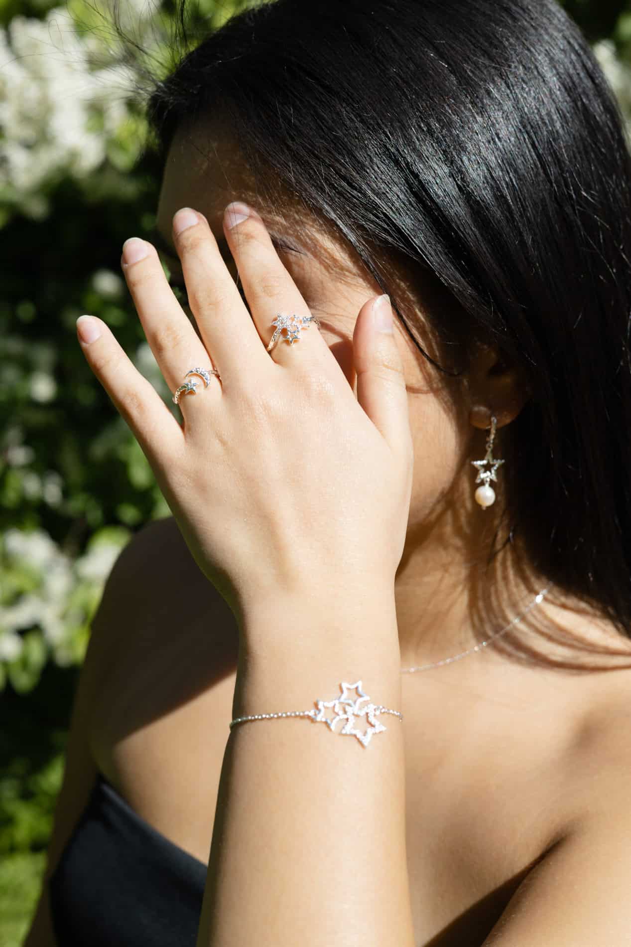 Profesjonell bedriftsfoto av kvinne med elegante smykker for bedriftspresentasjon.