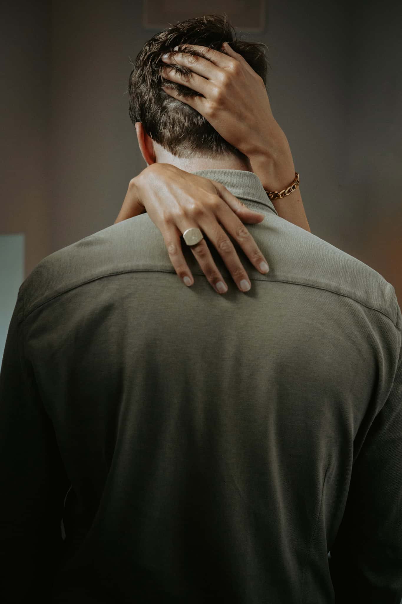 Profesjonell bedriftsfoto av to personer som viser samarbeid og teamånd.