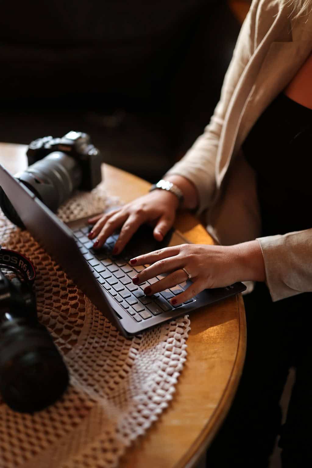 Fotograf Heidi Henriksen jobber med bryllupsfotografering i Oslo.