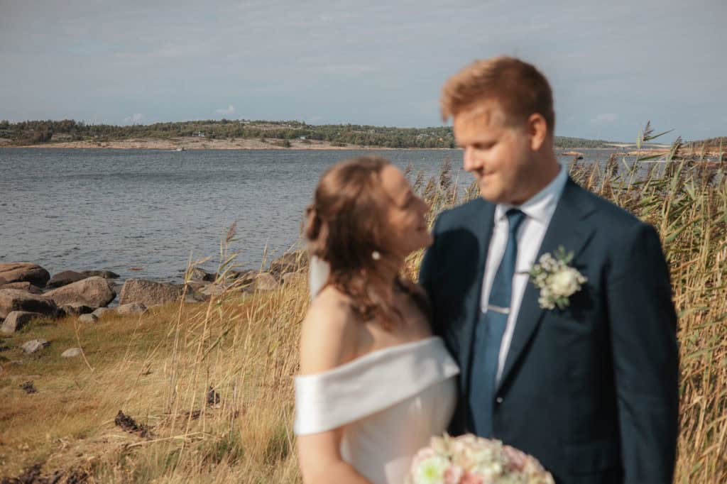 Bryllupsfotograf Heidi Henriksen fanger romantiske øyeblikk ved sjøen i Oslo.
