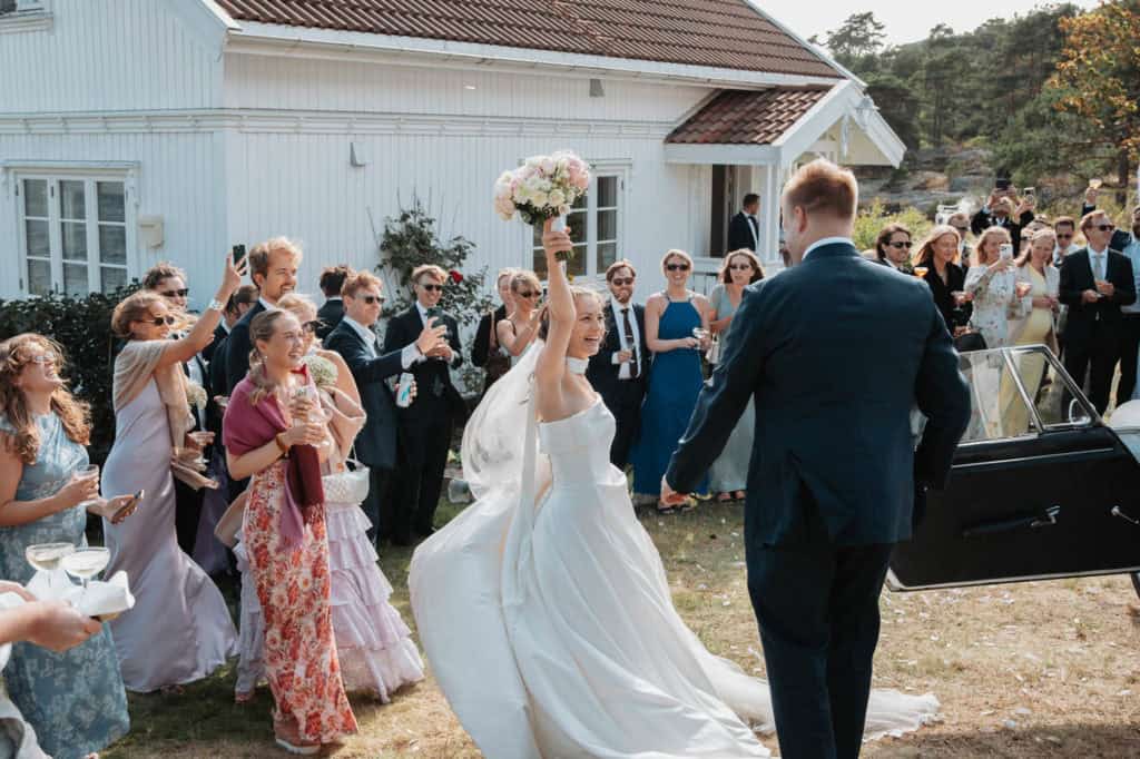 Profesjonell bryllupsfotograf fanger kjærligheten under vielsen i Oslo.