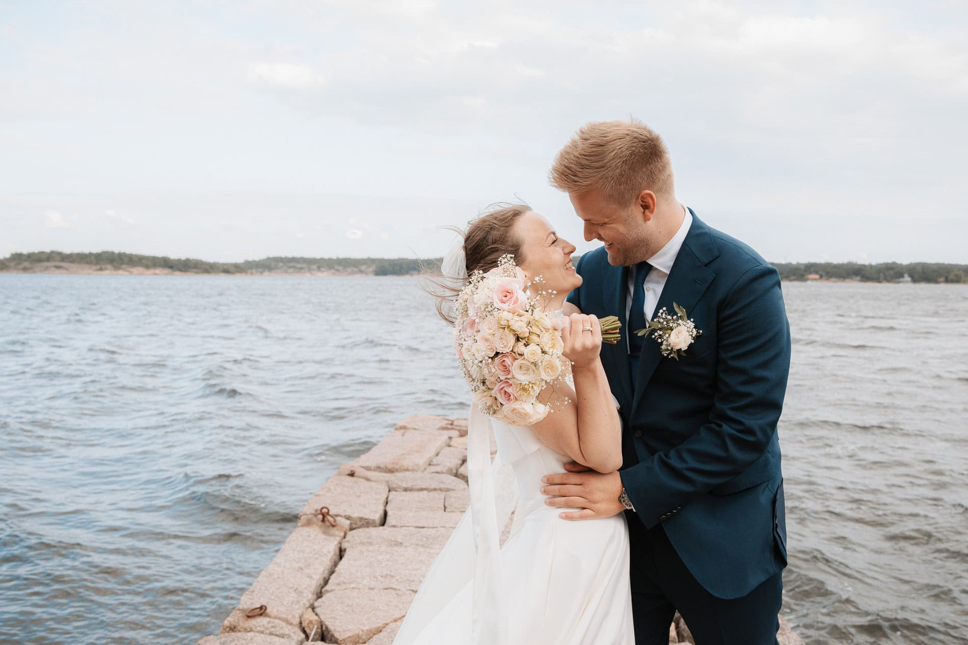 Bryllupsfotograf Heidi Henriksen fanger romantiske øyeblikk ved vannet i Oslo.