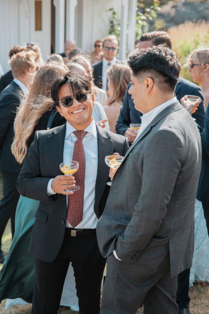 Bryllupsfotograf i Oslo fanger minner fra en elegant utendørs bryllupsfeiring.