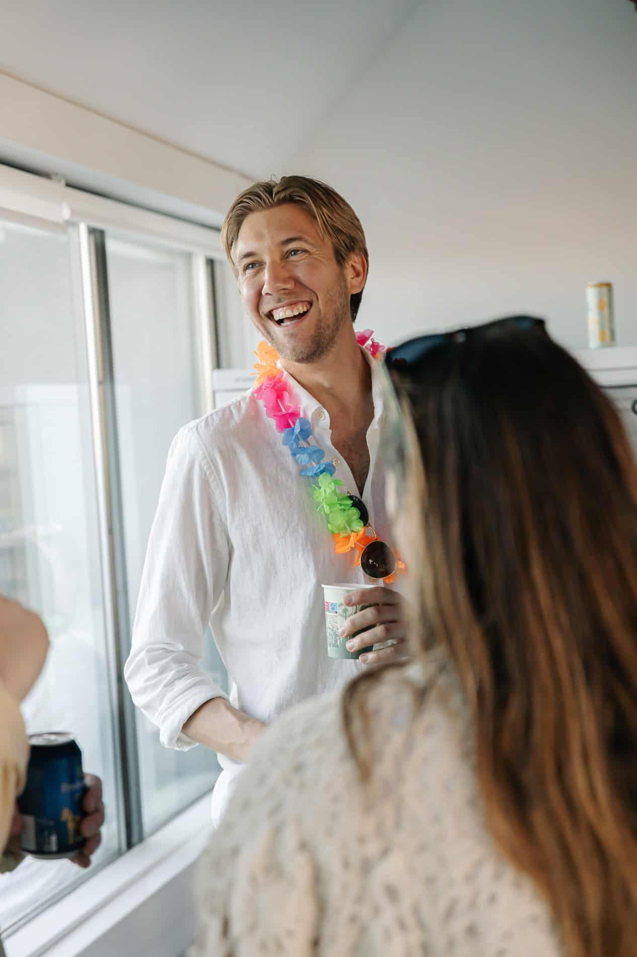 Festlig bedriftsfoto av smilende kolleger under en uformell sammenkomst.