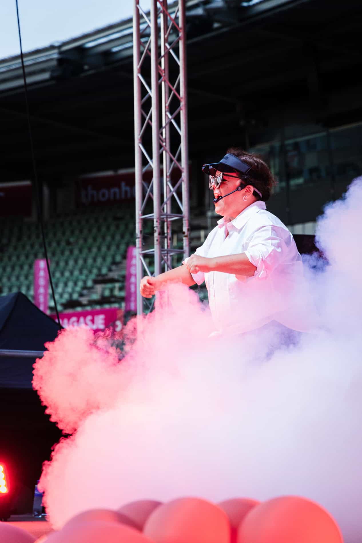 Dronning av kreativ bedriftsfoto, Heidi Henriksen, i aksjon med røyk og moderne utstyr.