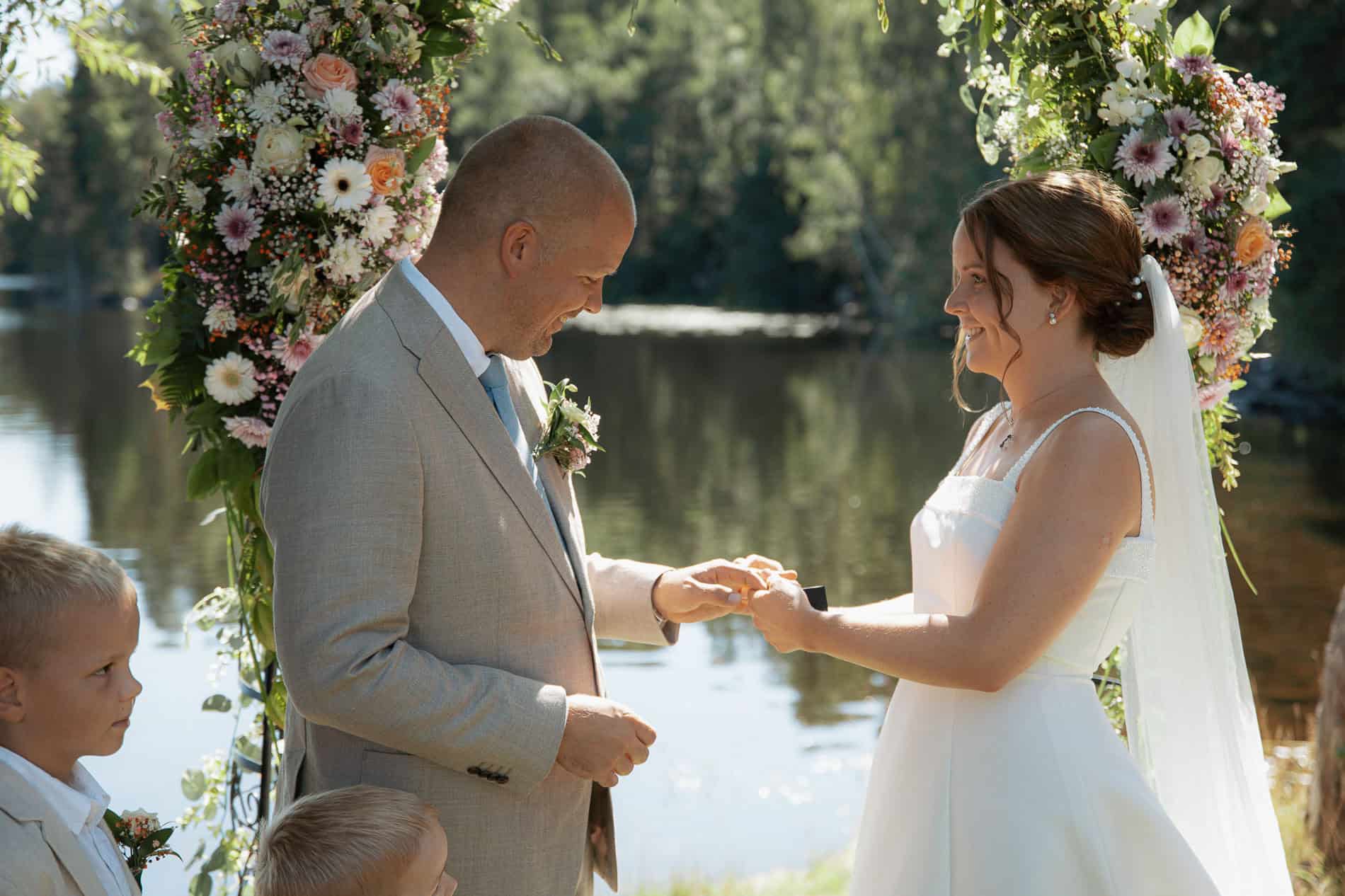 Bryllupsfotograf Heidi Henriksen fanger romantiske øyeblikk ved bryllup i Oslo.