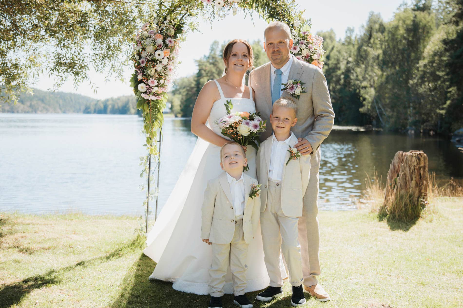 Bryllupsfotograf Heidi Henriksen fanger vakre øyeblikk ved vannet i Oslo.