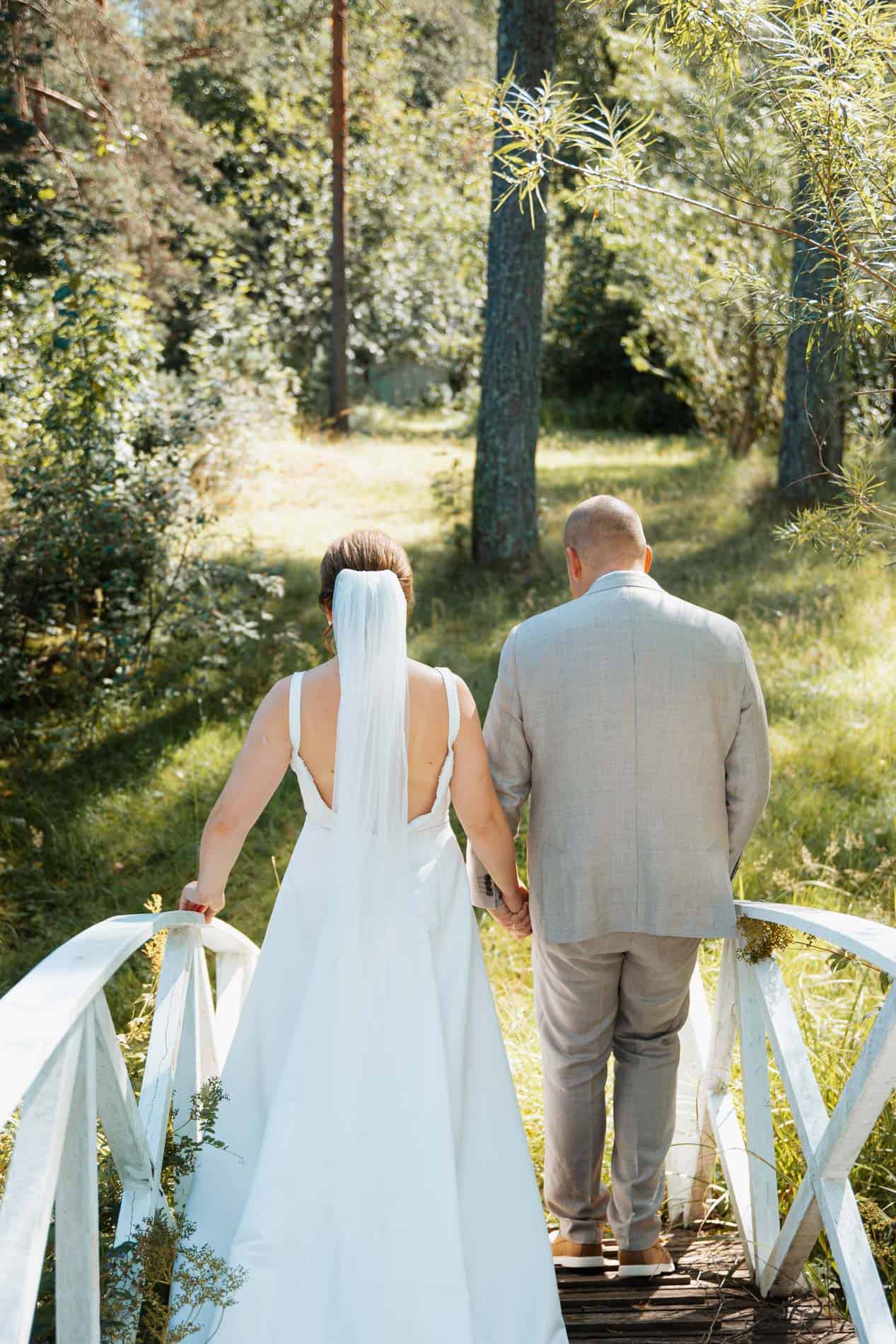 Bryllupsfotograf Heidi Henriksen fanger romantiske øyeblikk i naturen. Perfekt for bryllupsbilder i.