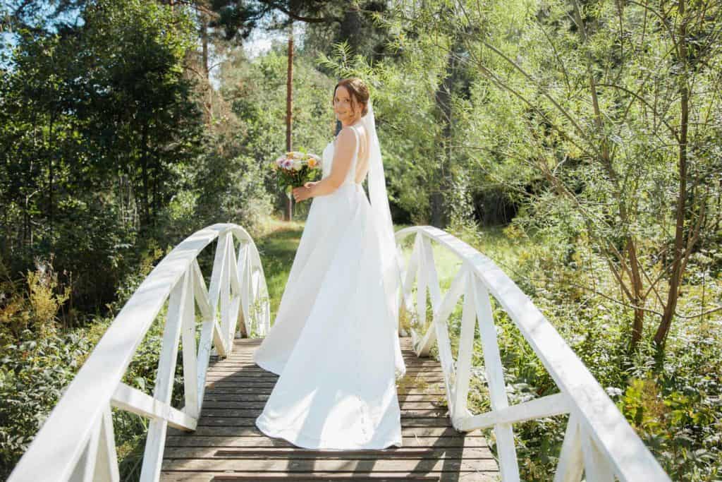 Bryllupsfotograf Heidi Henriksen fanger romantiske øyeblikk i naturen.