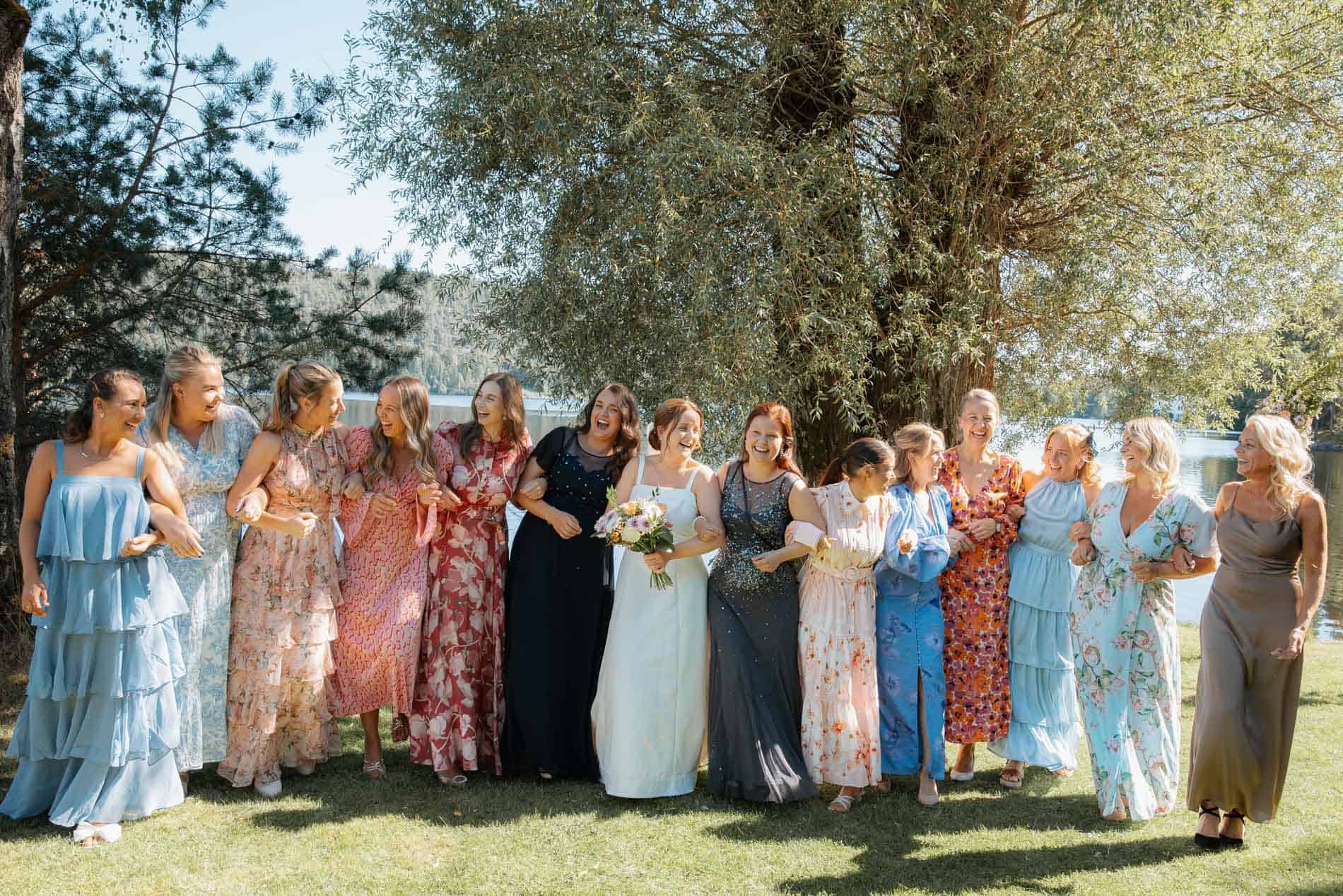Bryllupsfotograf i Oslo - Gruppebilde av brud og brudepiker i utendørs bryllupsmiljø.