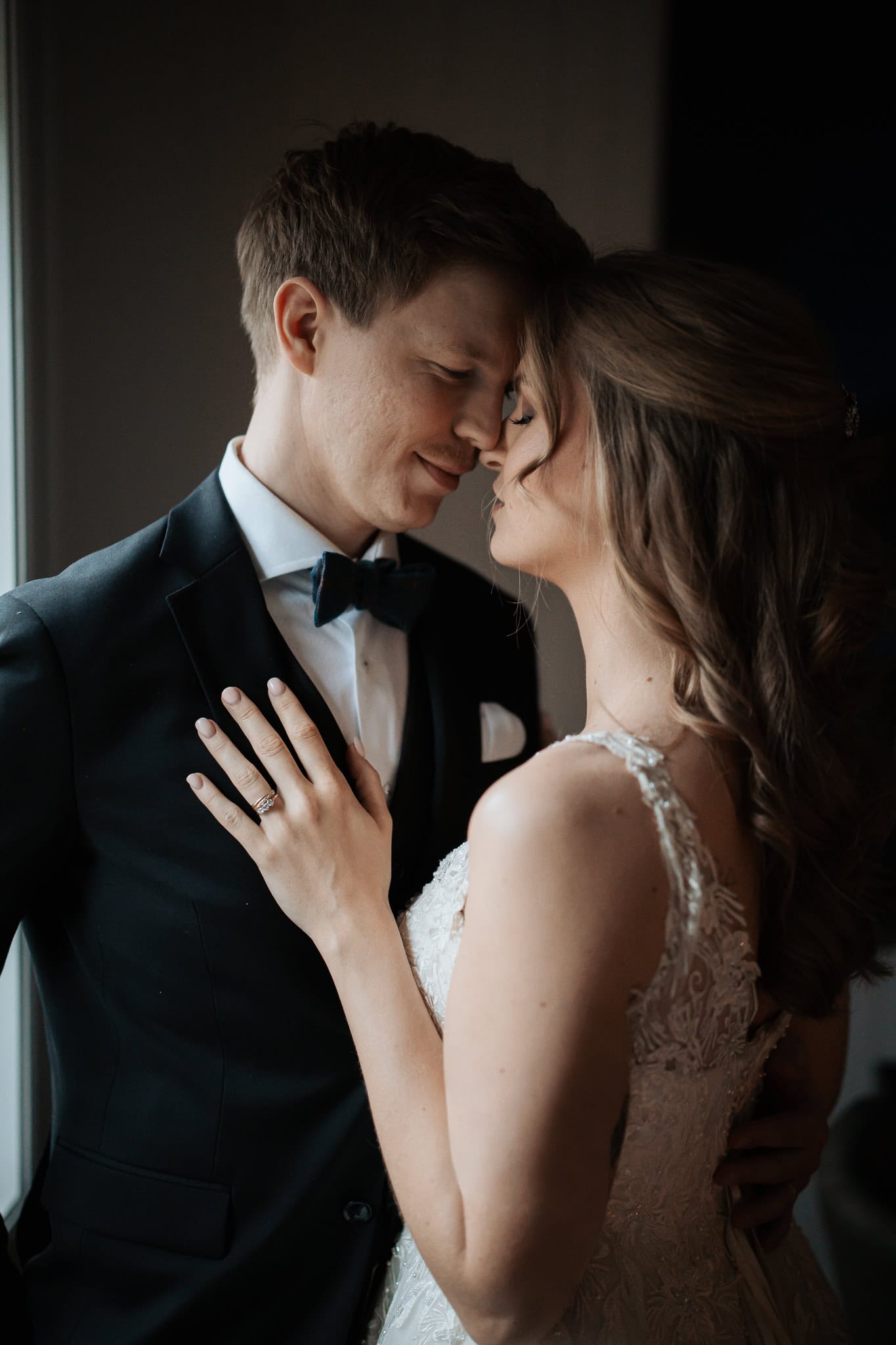 Bryllupsfotograf Heidi Henriksen fanger intime øyeblikk mellom brudepar i Oslo.