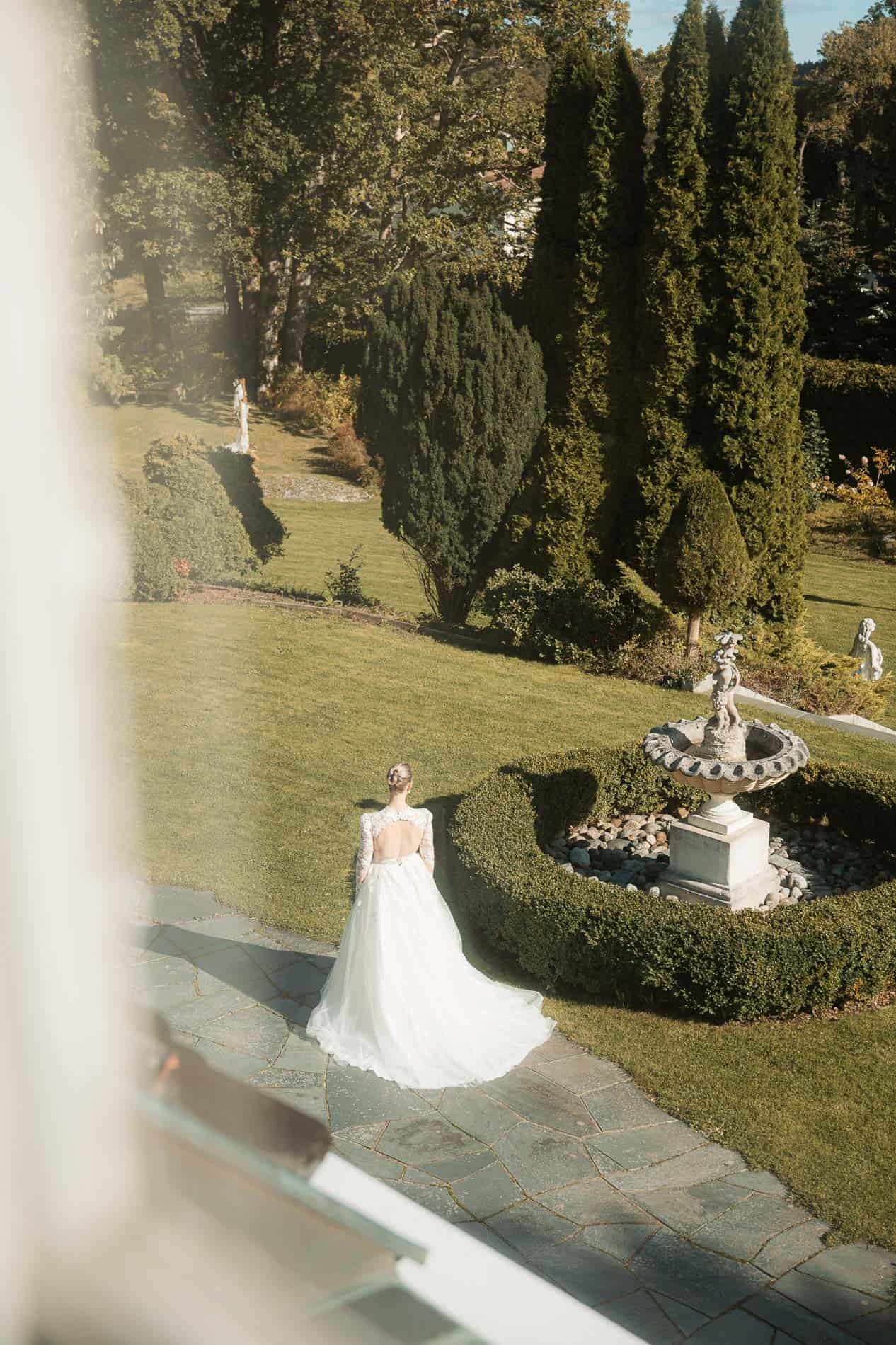 Bryllupsfotograf Heidi Henriksen fanger romantiske øyeblikk i en vakker hage.