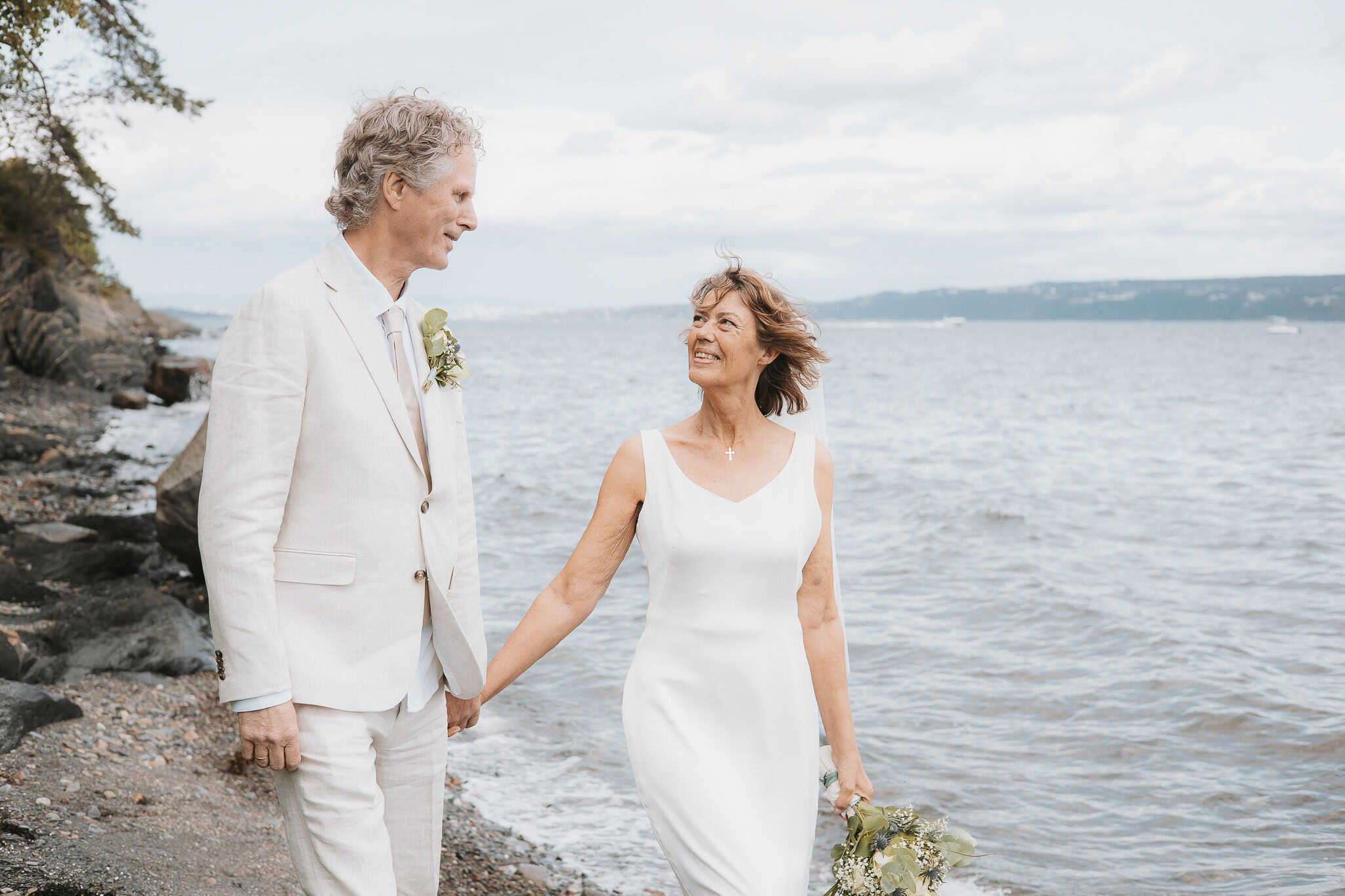 Elegant bryllupsbike på stranden med bruden og brudgommen.
