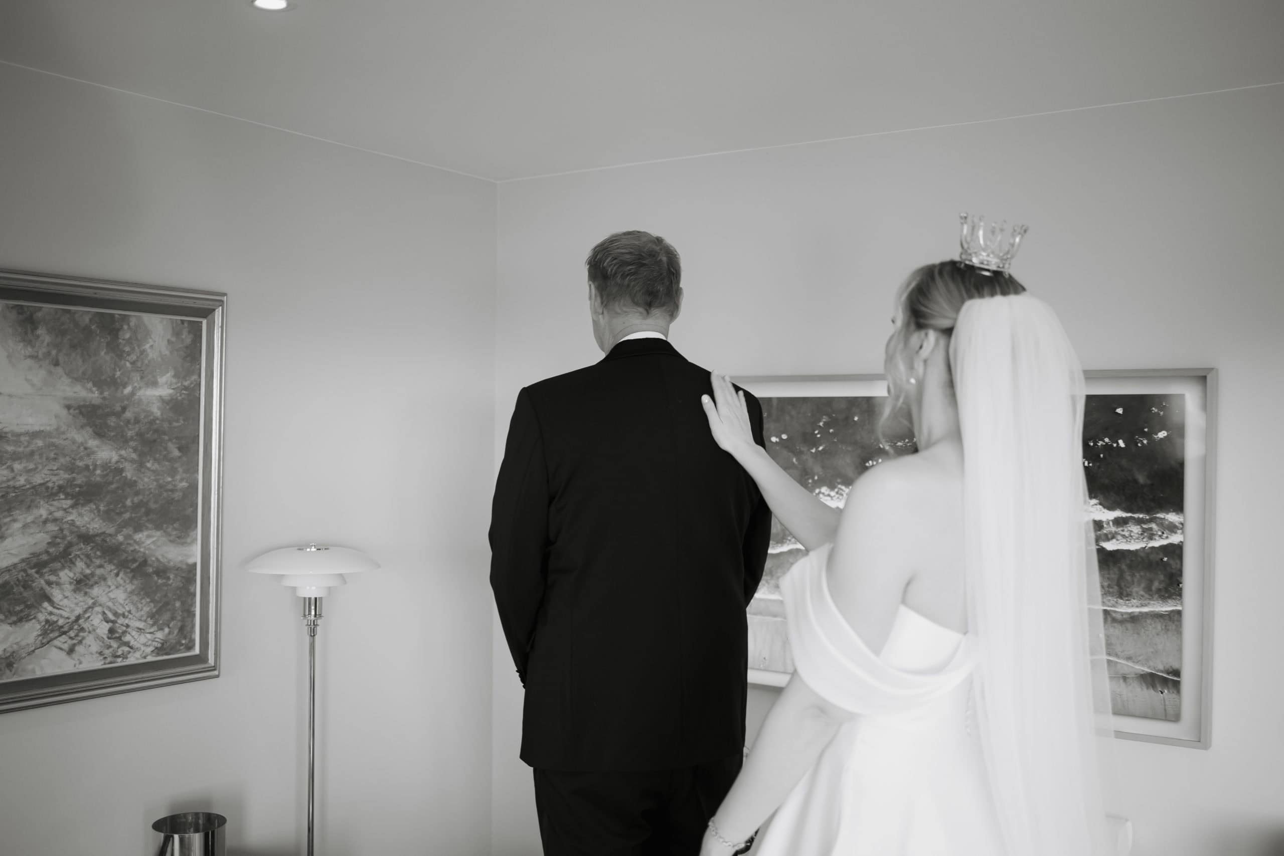 Elegant bryllupsfoto av brud og brudgom innendørs, romantisk stemning.