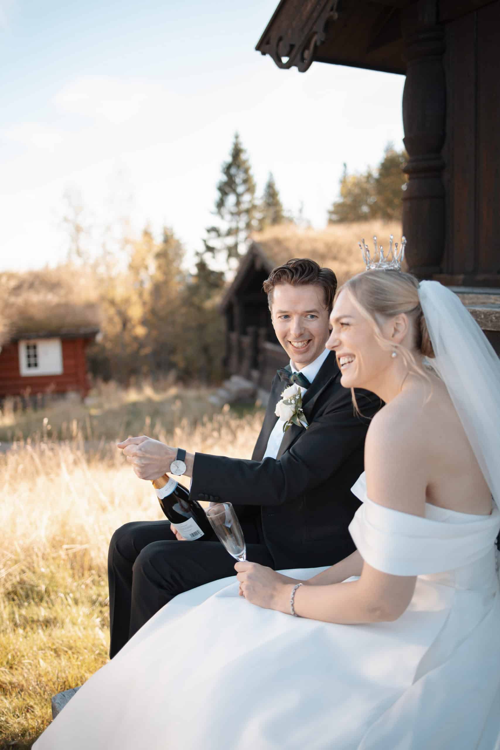 Bryllupsfoto av et lykkelig brudepar i naturen, med smil og champagne. Perfekt for portefølje av Hei.