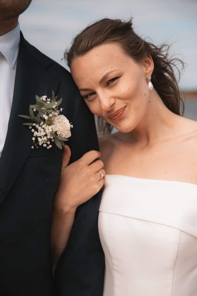 Nydelig brud med smil, fotografert av Heidi Henriksen i Oslo.