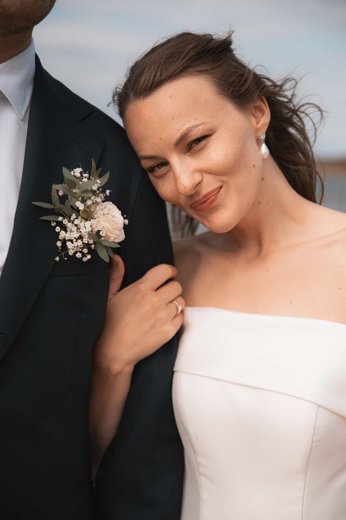 Nydelig brud med smil, fotografert av Heidi Henriksen i Oslo.