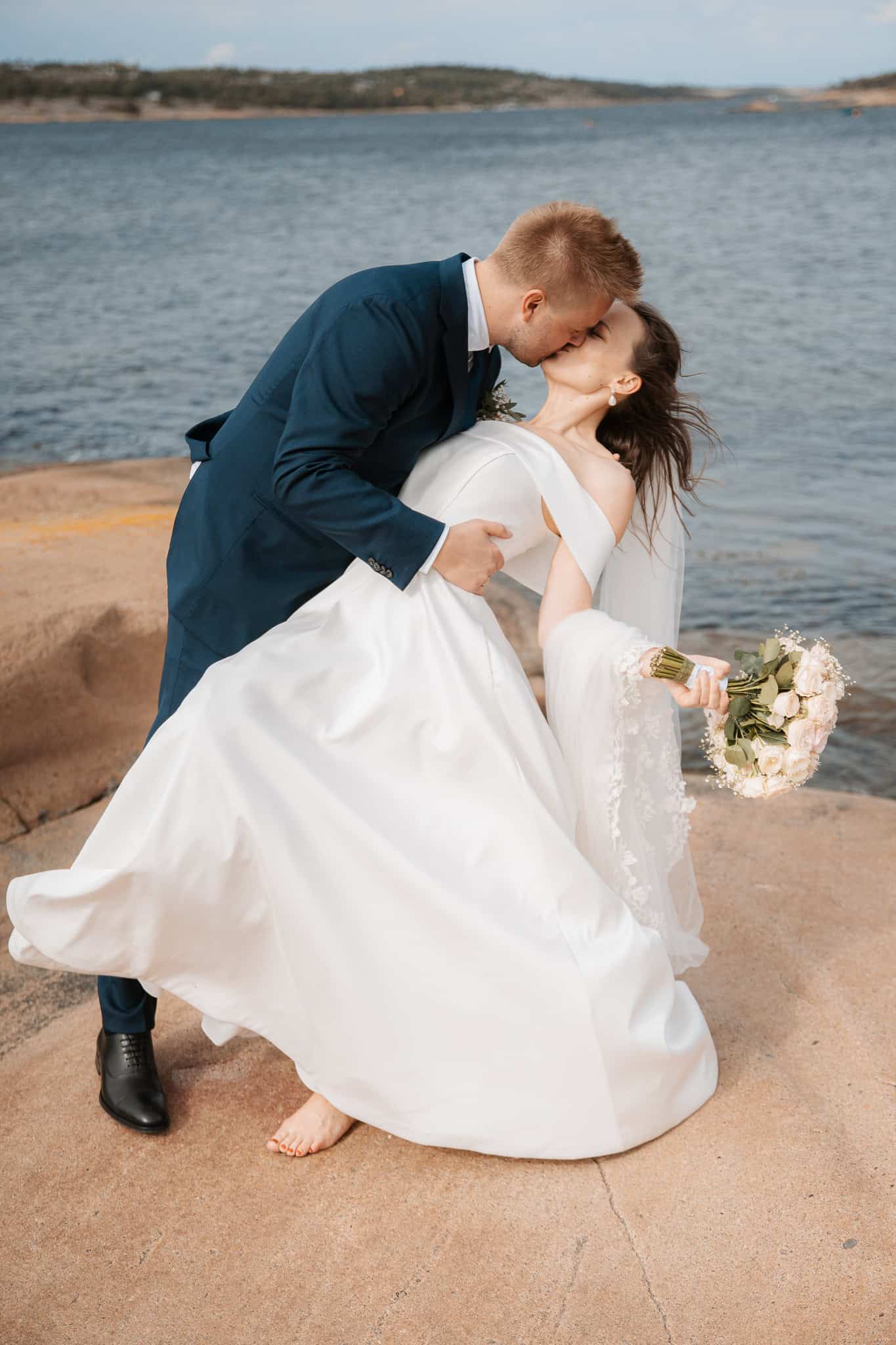 Bryllupsfoto av et par ved vannet i Oslo, romantisk og stemningsfullt.