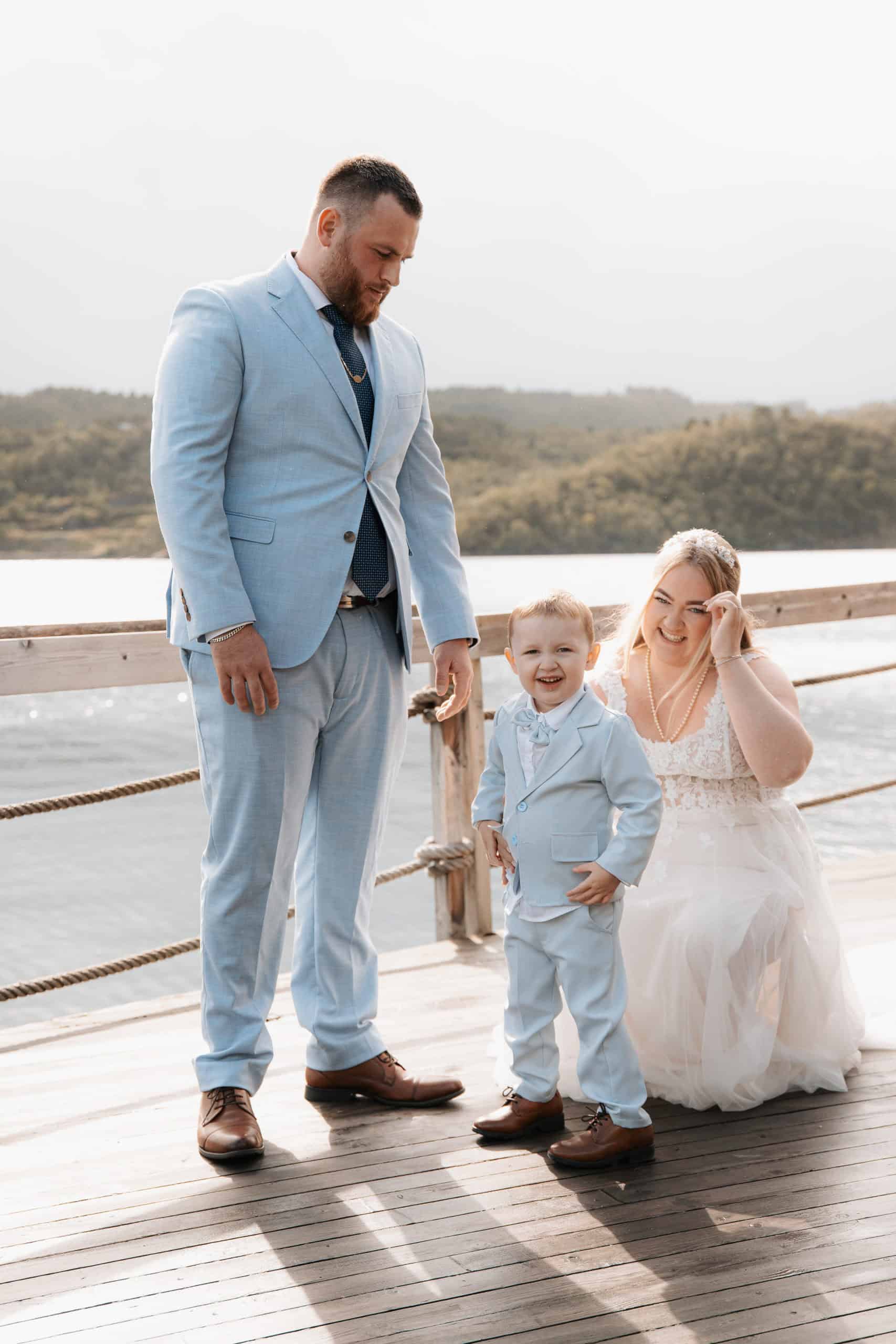 Bryllupsfotograf Heidi Henriksen tar vakre bilder av brudepar og familie ved sjøen i Oslo.