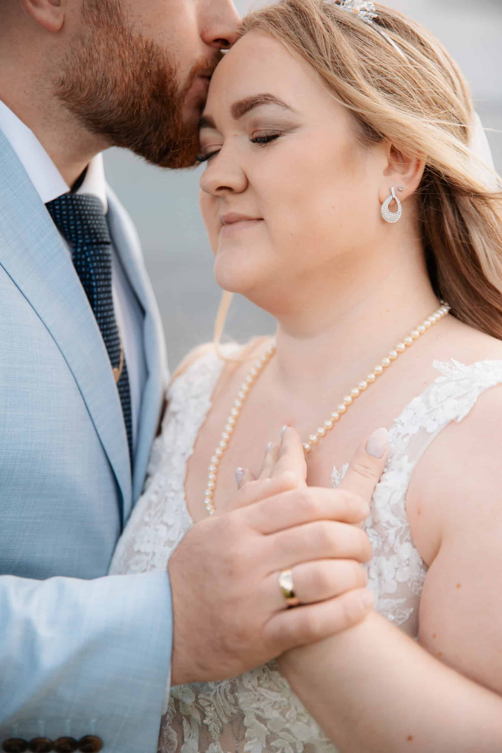 Nærbilde av brudepar med kjærlighet og intimitet, fotografert av Heidi Henriksen i Oslo.