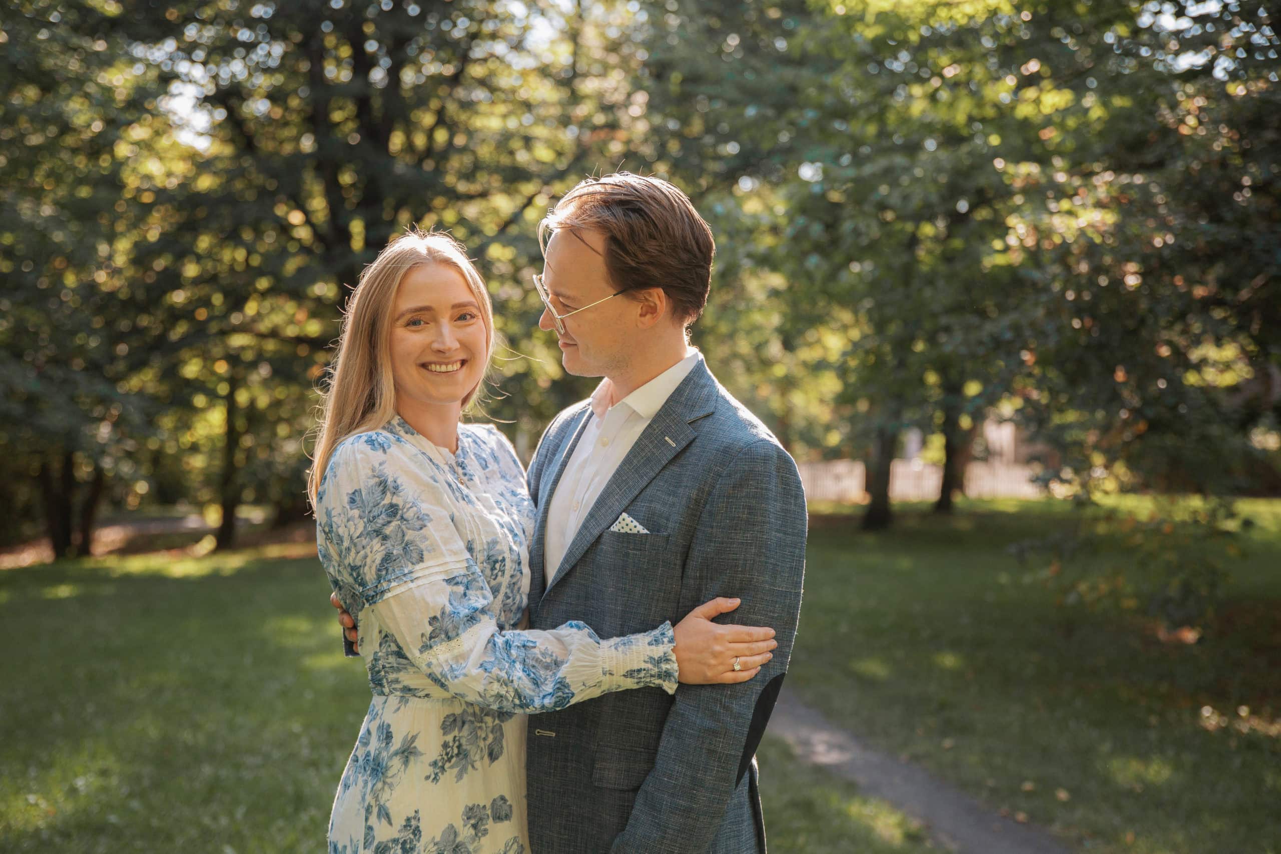 Familiefotograf Heidi Henriksen tar vakre bilder av familie i Oslo-parken.