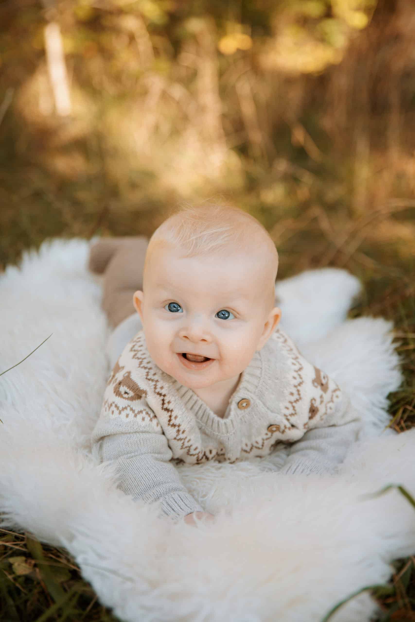 Familiebilder av baby i utendørs omgivelser i Oslo.