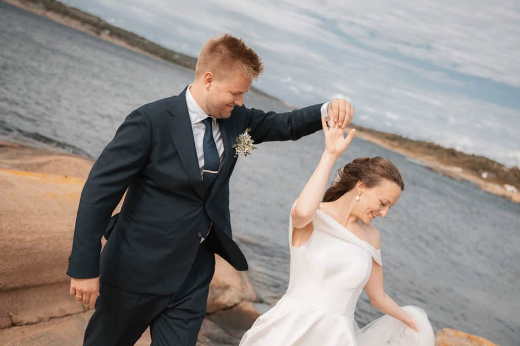 Bryllupsfotograf Heidi Henriksen fanger romantiske øyeblikk ved sjøen i Oslo.