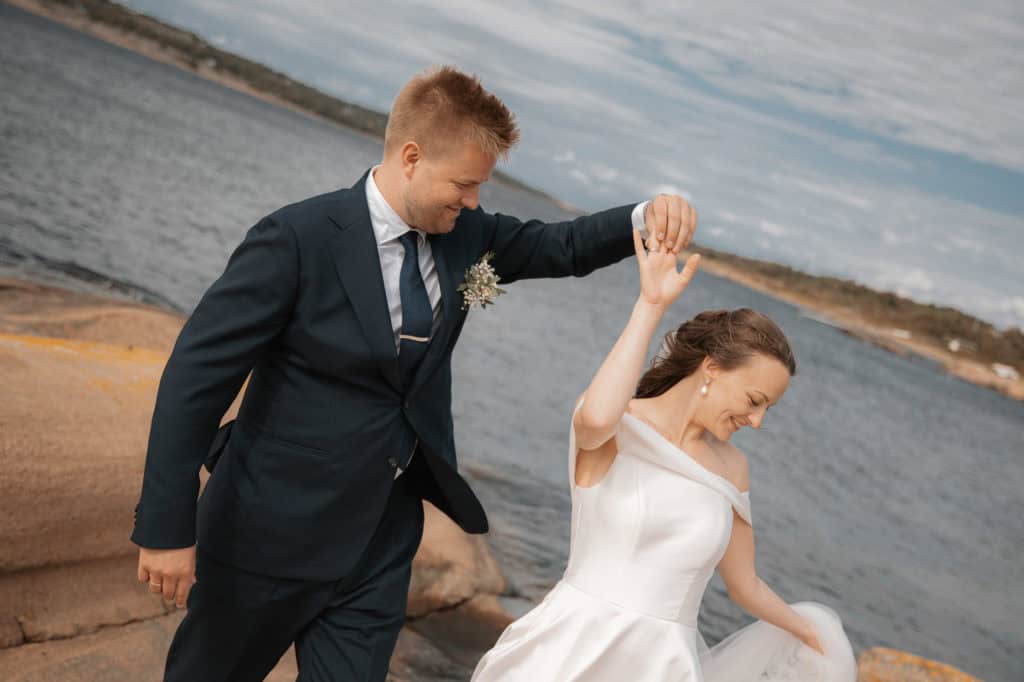 Bryllupsfotograf Heidi Henriksen fanger romantiske øyeblikk ved vannet i Oslo.
