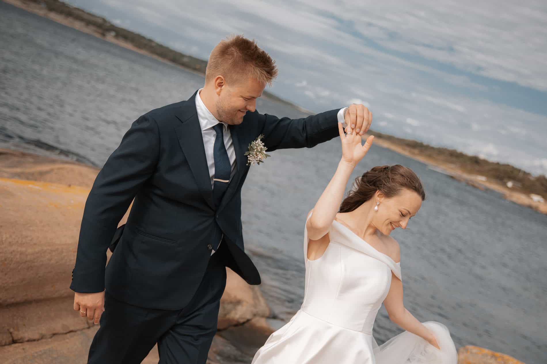 Bryllupsfotograf Heidi Henriksen fanger romantiske øyeblikk ved vannet i Oslo.