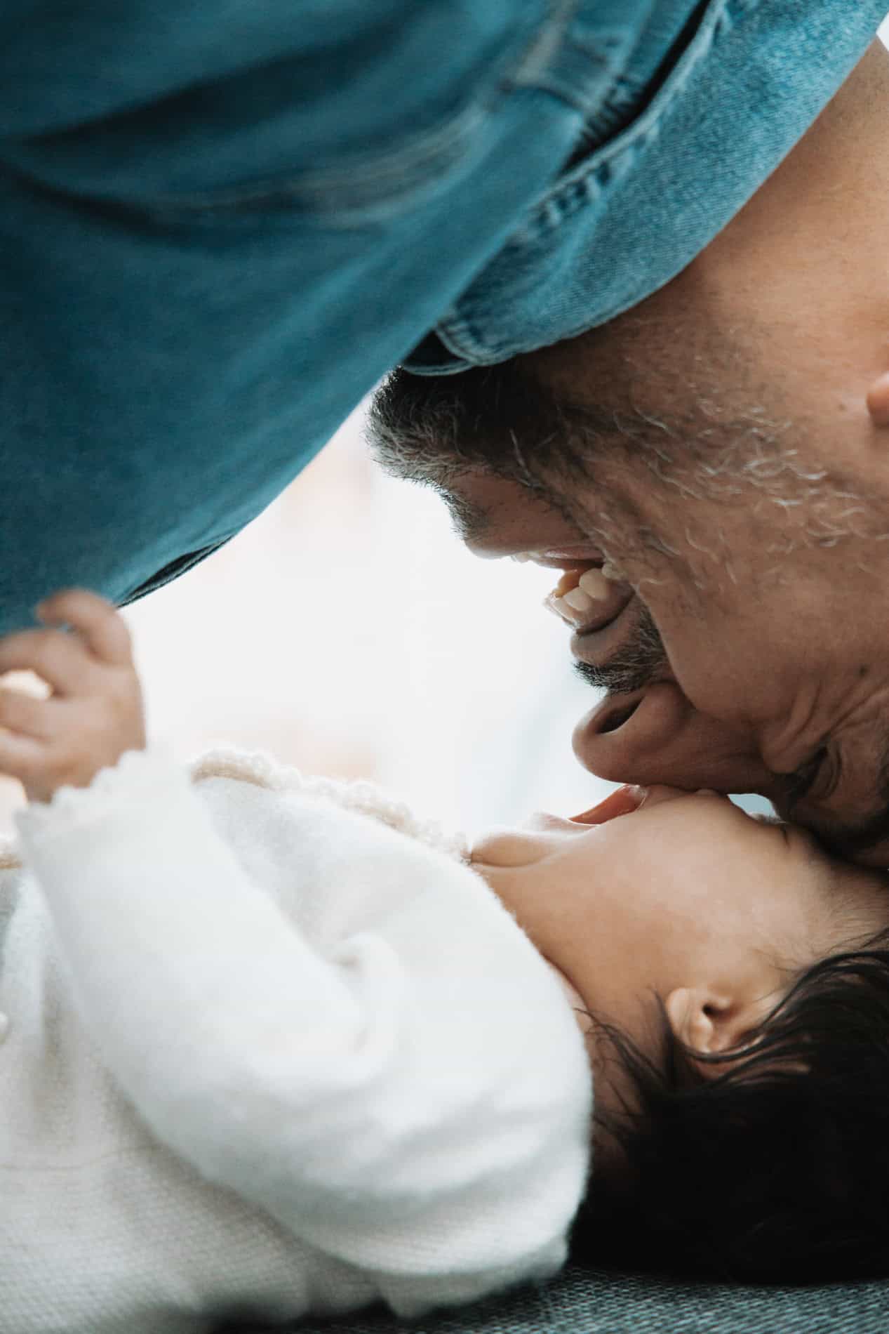 En nærbilde av en far som leker med sitt spedbarn, fanget av Heidi Henriksen i Oslo.