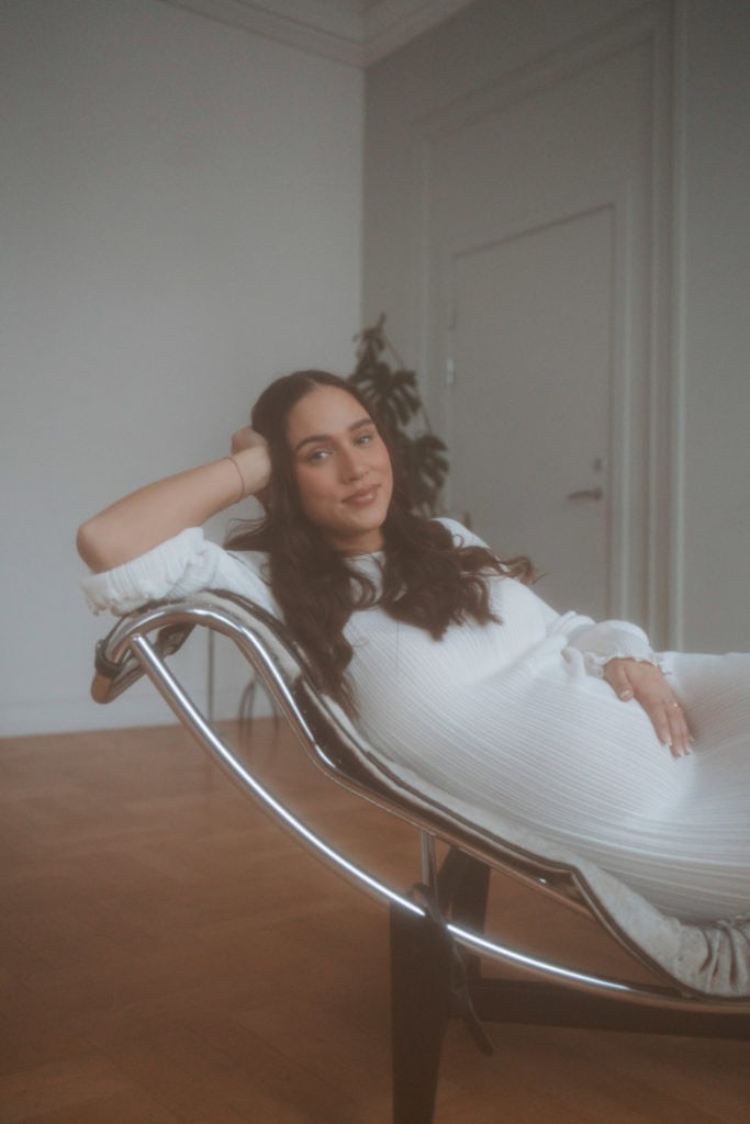 Kreativ gravidfotografering i hjemmet, portrett av forventningsfull kvinne.